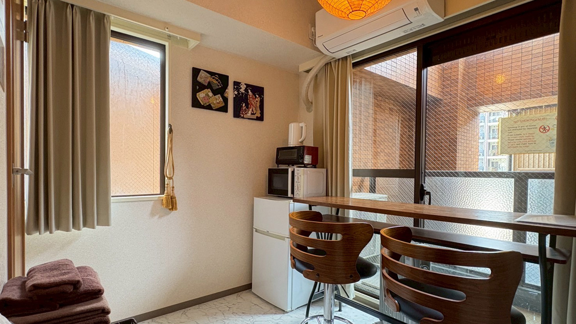 ・【205：ダイニング】自然光の差し込む明るい空間。冷蔵庫や電子レンジも手近に設置しております