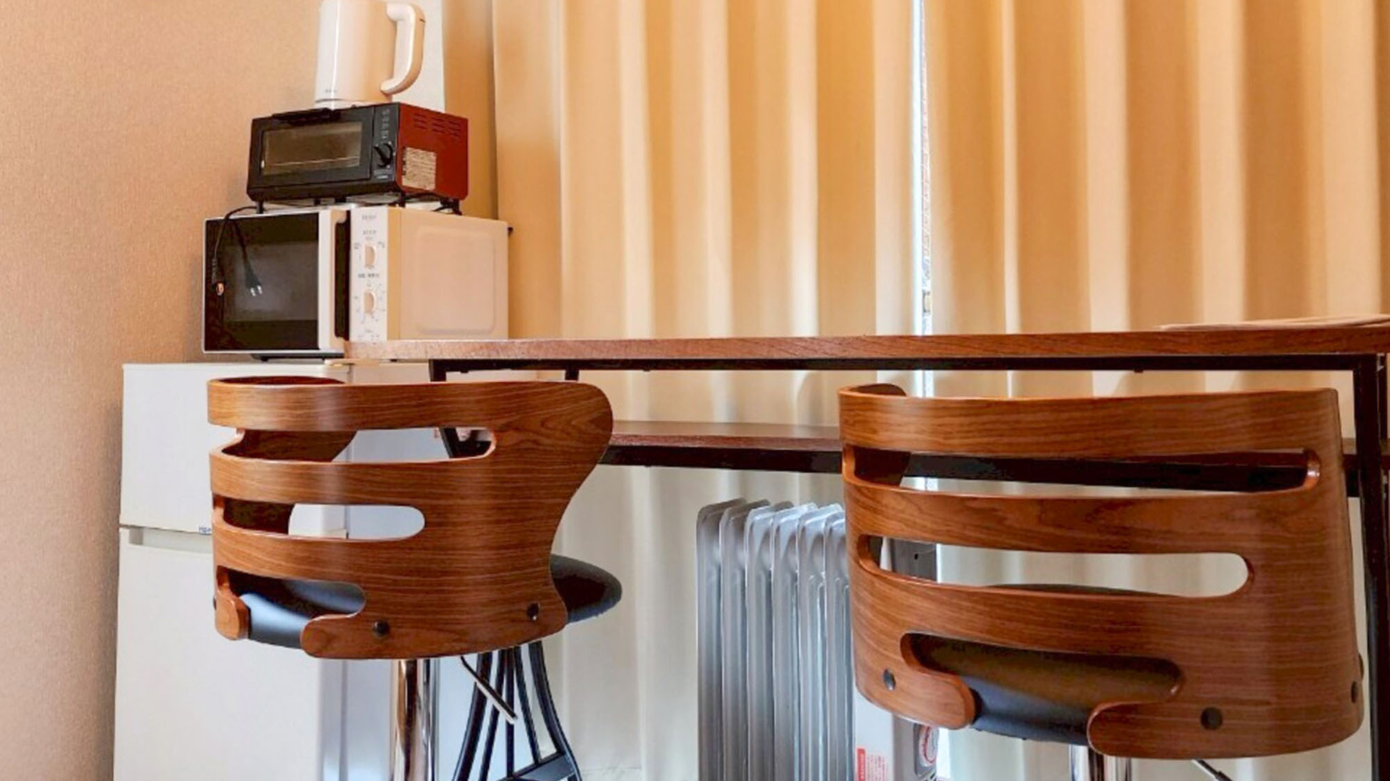 ・【205：家電】冷蔵庫・電子レンジ等のキッチン家電を完備。カウンターテーブルもご利用ください