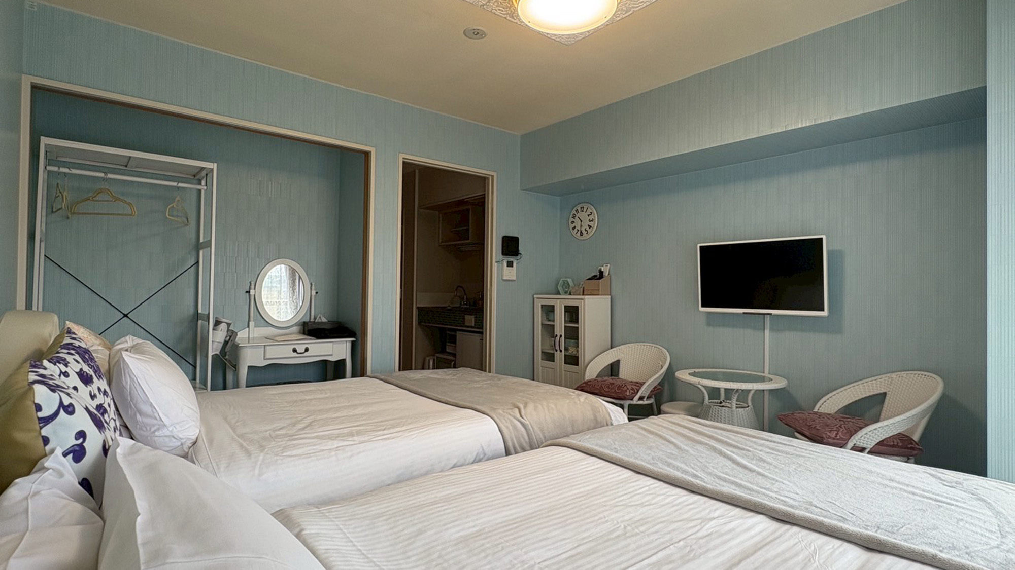 ・【602：設備】ベッド正面の壁にテレビを設置していますので寝転がって見られます