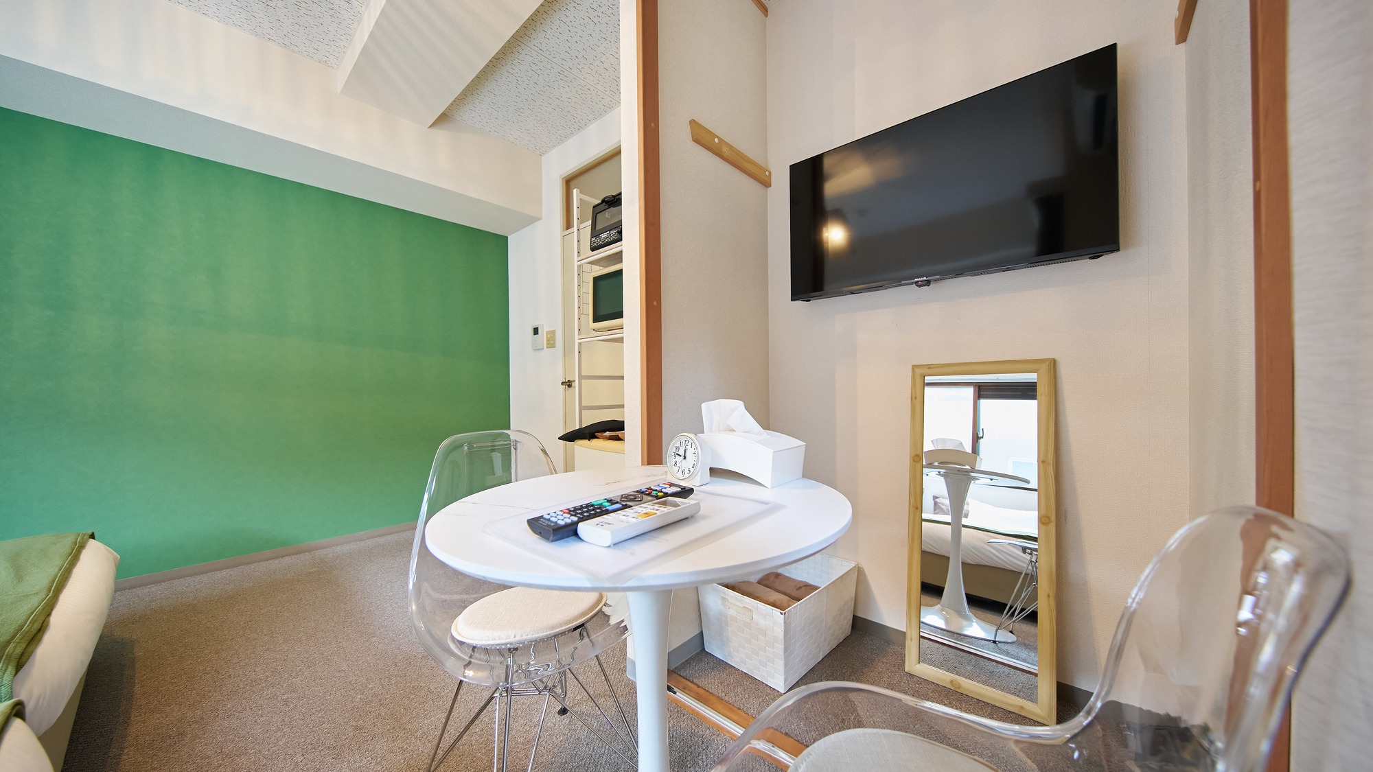 ・204号室／コンパクトなデスクはお仕事やお食事に便利