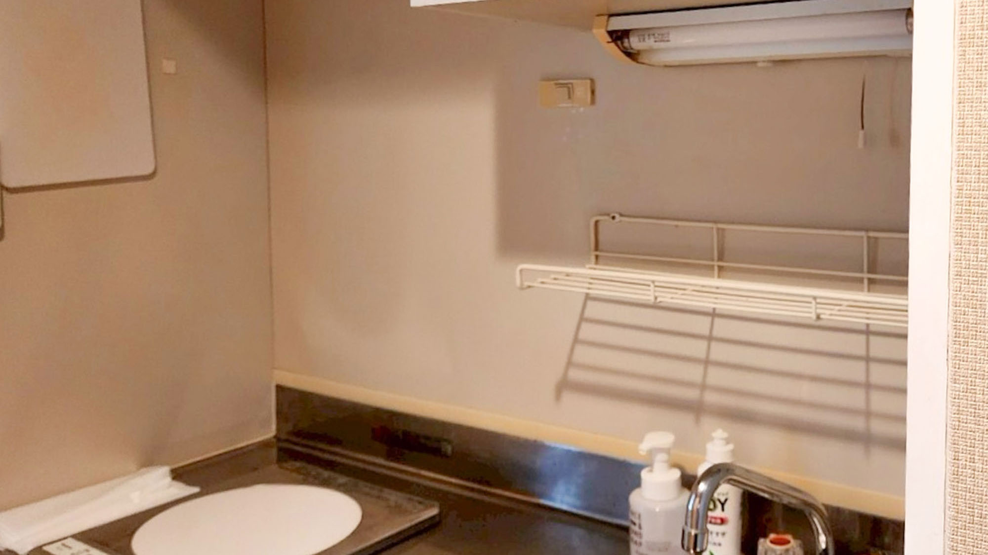 ・【404：キッチン】IHコンロ・食器完備の簡易キッチン。簡単な自炊が可能です