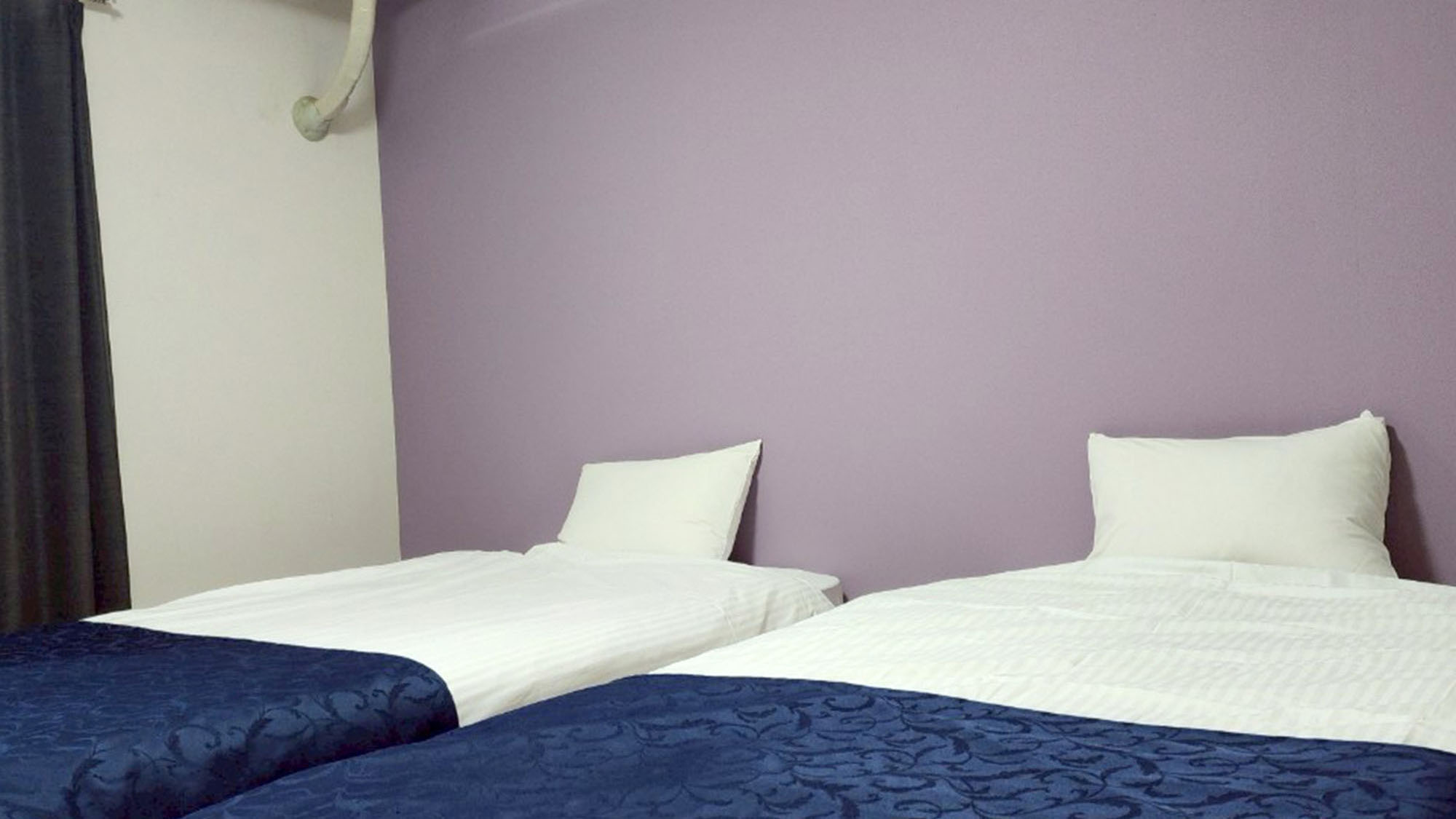 ・【703：寝室】シングルベッド2台を備えた1Kツインルーム。2名様まで泊まれます