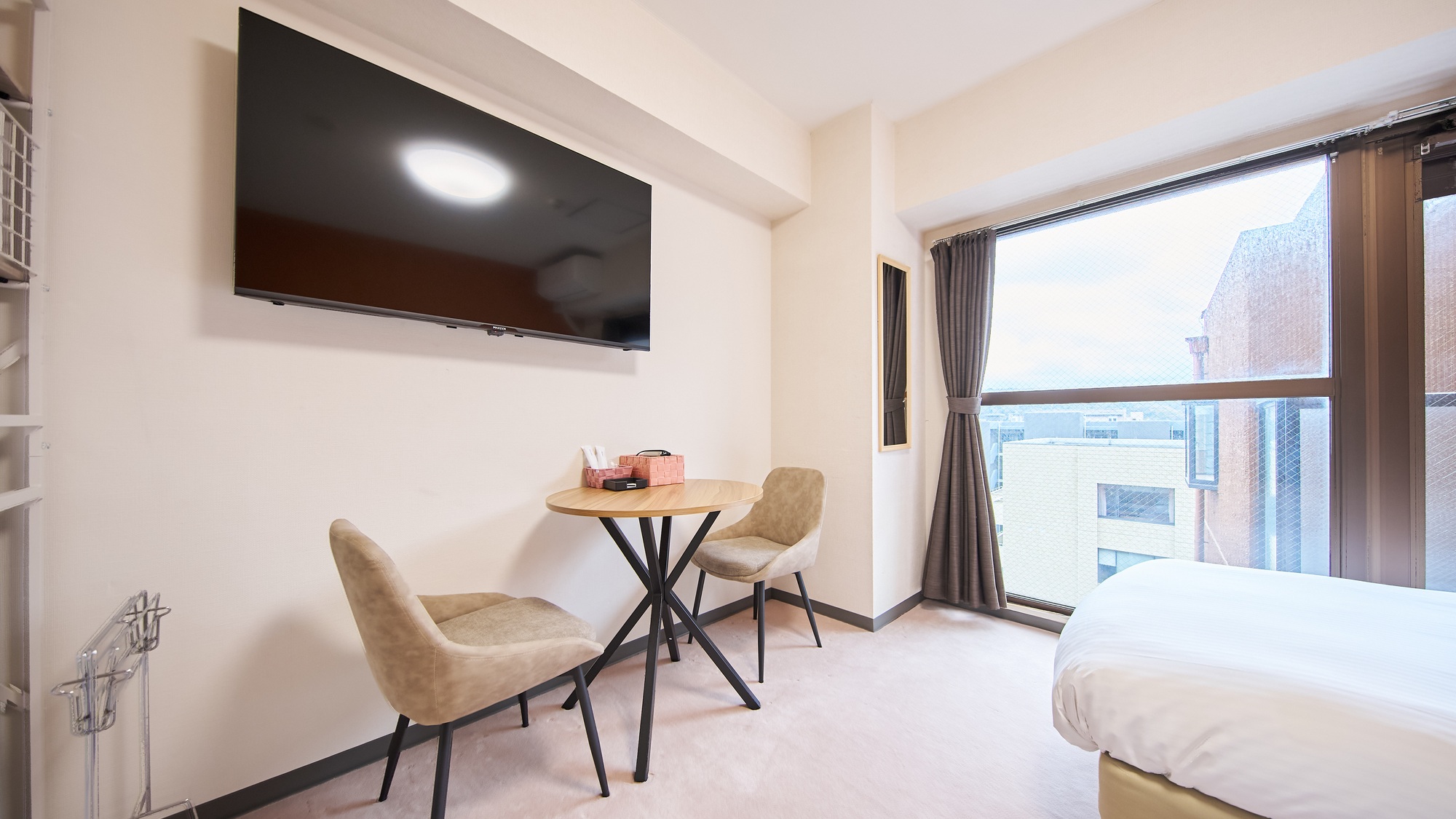 ・702号室／お食事や仕事に便利なテーブル