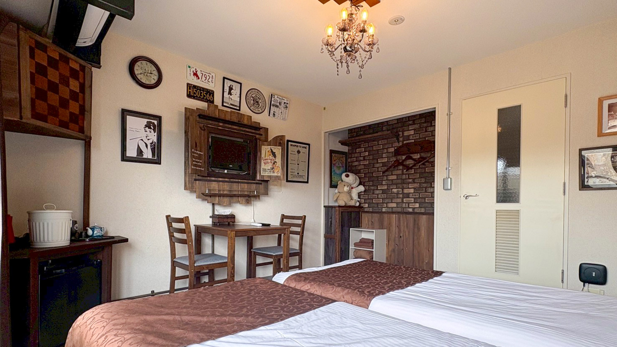 ・【503：寝室】レンガ調の壁紙やシャンデリアなど細部にまで凝ったインテリアのお部屋です