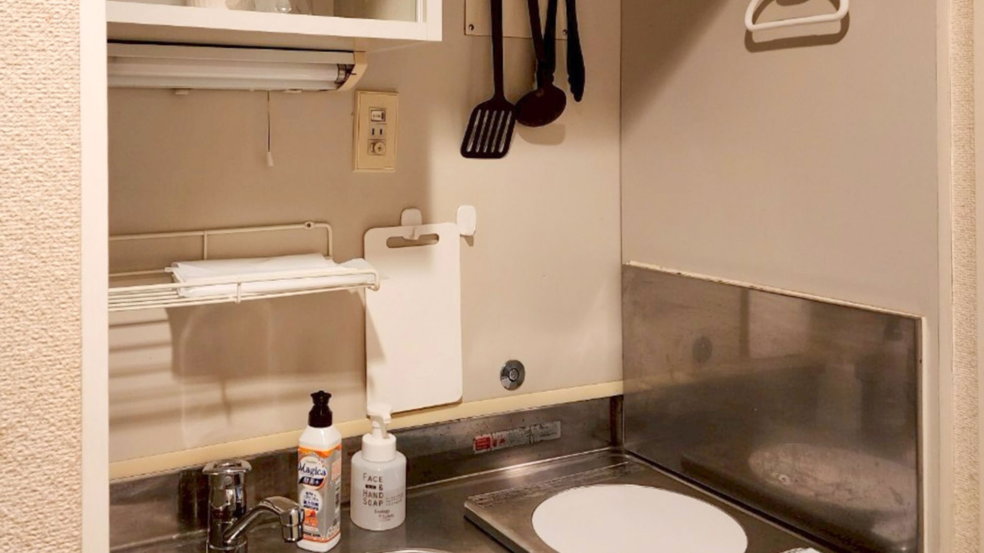 ・【202：簡易キッチン】IHコンロ・食器完備の簡易キッチン。簡単な自炊が可能です