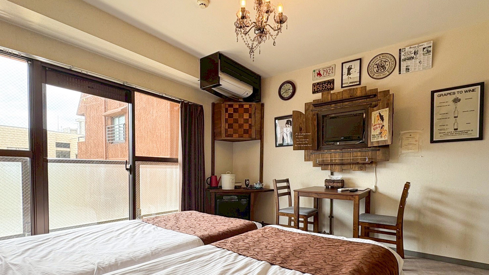 ・【503：寝室】テレビやエアコンが見えないように目隠しを設置。雰囲気を大切にしたお部屋です