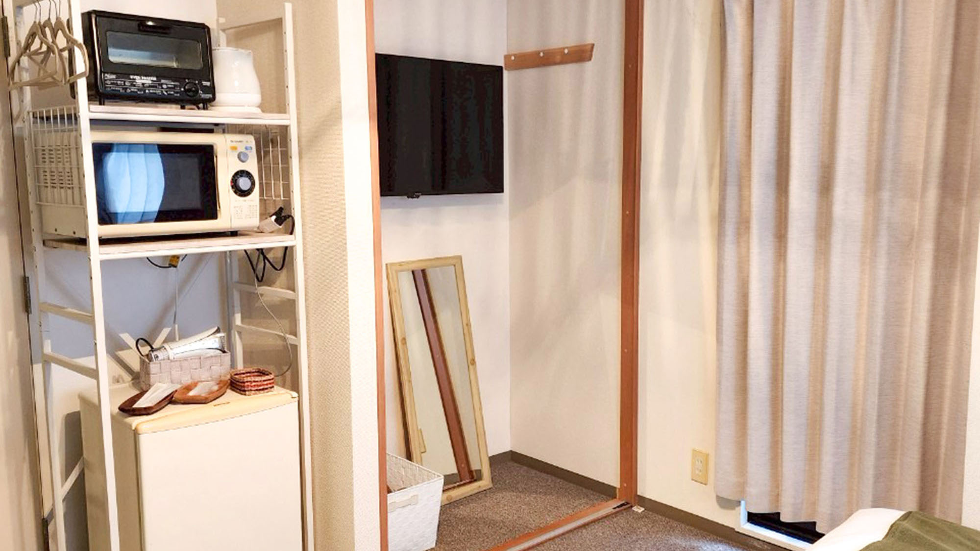 ・【204：家電】冷蔵庫・電子レンジ等のキッチン家電を完備。アメニティもご自由にご使用ください