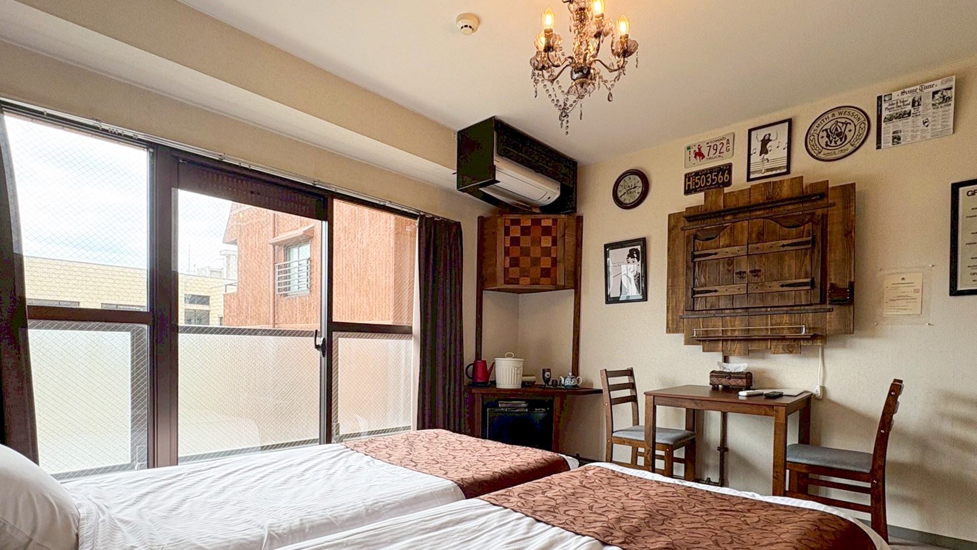 ・【503：寝室】最大2名様宿泊可能。コンパクトながら必要なものが揃ったお部屋です