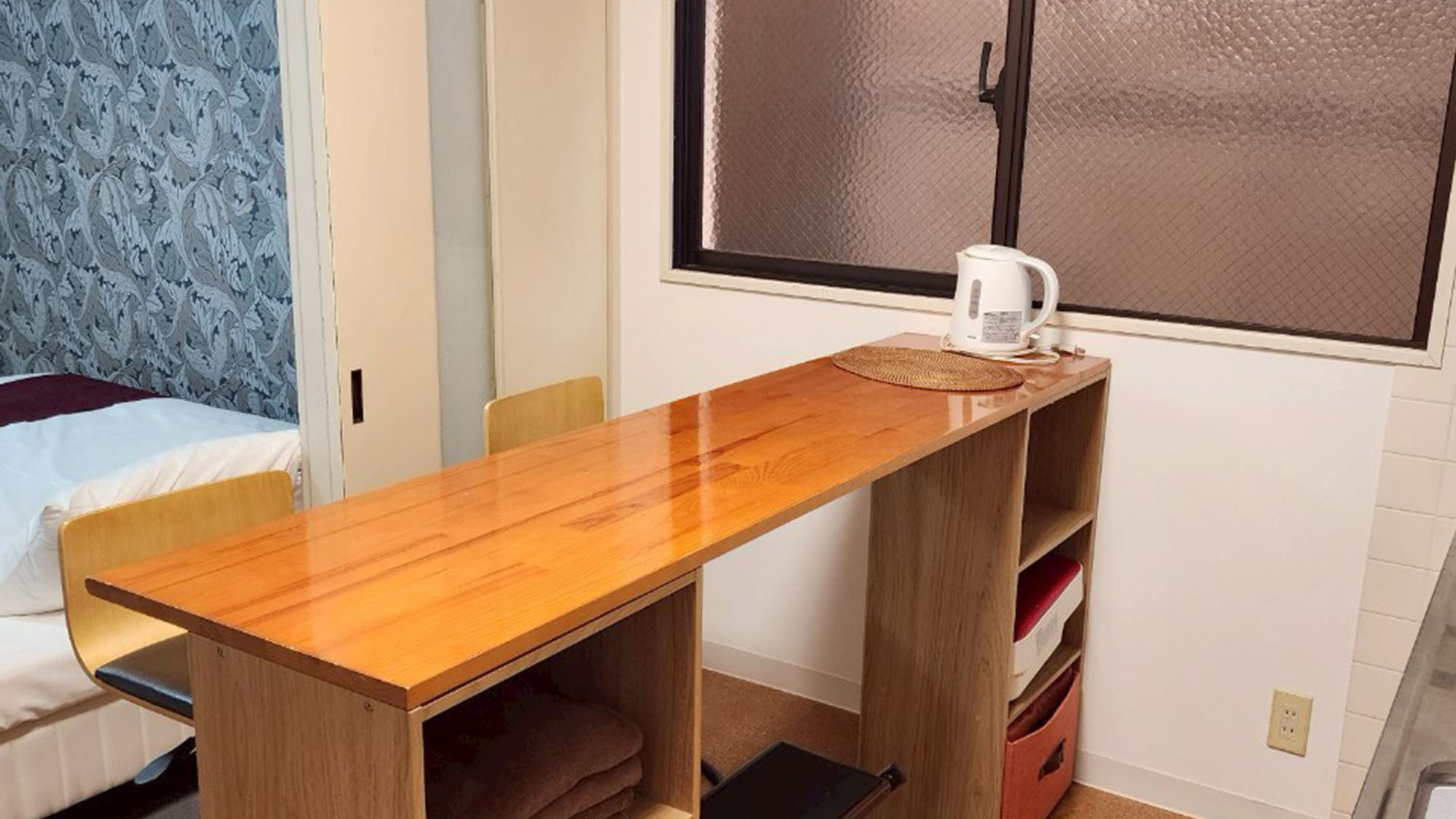 ・【501：テーブル】お食事やお茶の時に便利！棚付きのスマートなカウンターテーブルを設置