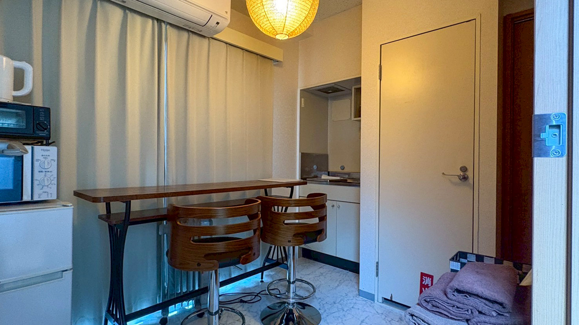 ・【205：ダイニング】お洒落なテーブルと椅子で食事時間をお楽しみください