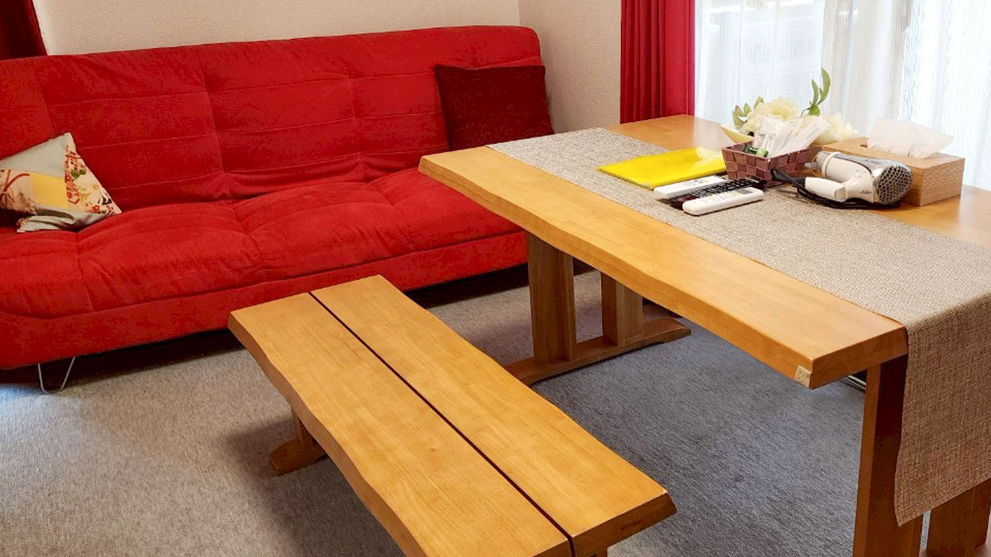 ・【405：テーブル】テーブル横には大きなふかふかソファ。寝転がってお寛ぎください