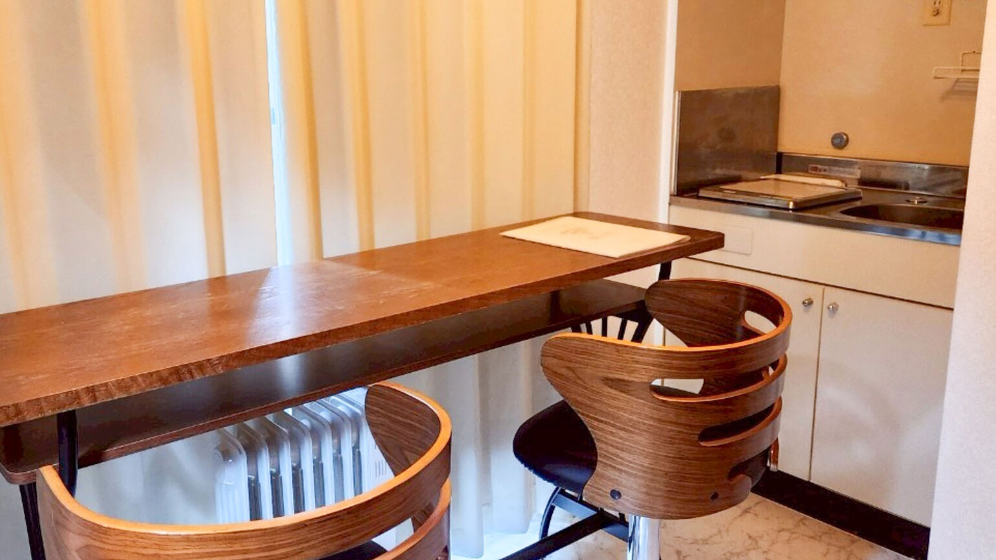 ・【205：キッチン】カウンターテーブルはお食事やお茶をする時に便利です