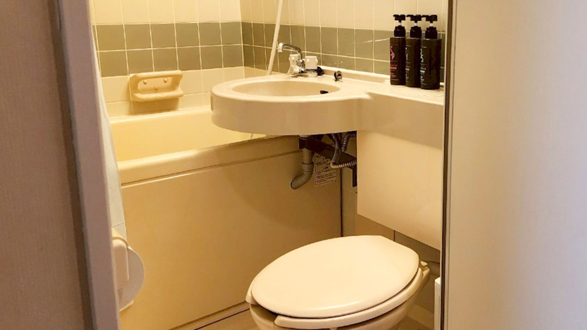 ・【403：ユニットバス】シャワーの際は、カーテンを閉めてご利用ください