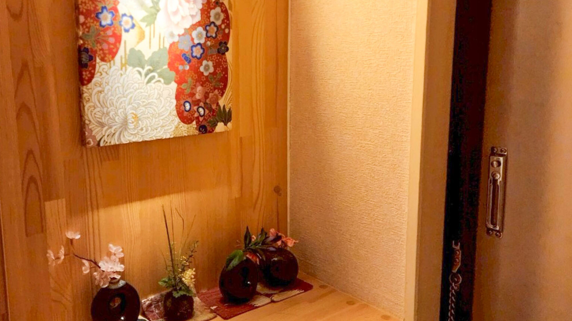 ・【205：玄関】和を感じる飾りやお花が玄関部分を彩ります