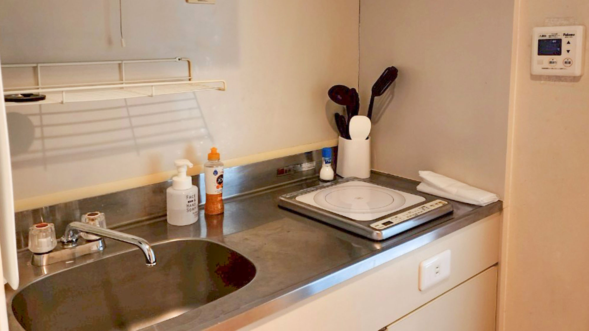 ・【403：キッチン】電気コンロ・食器完備の簡易キッチン。簡単な自炊が可能です