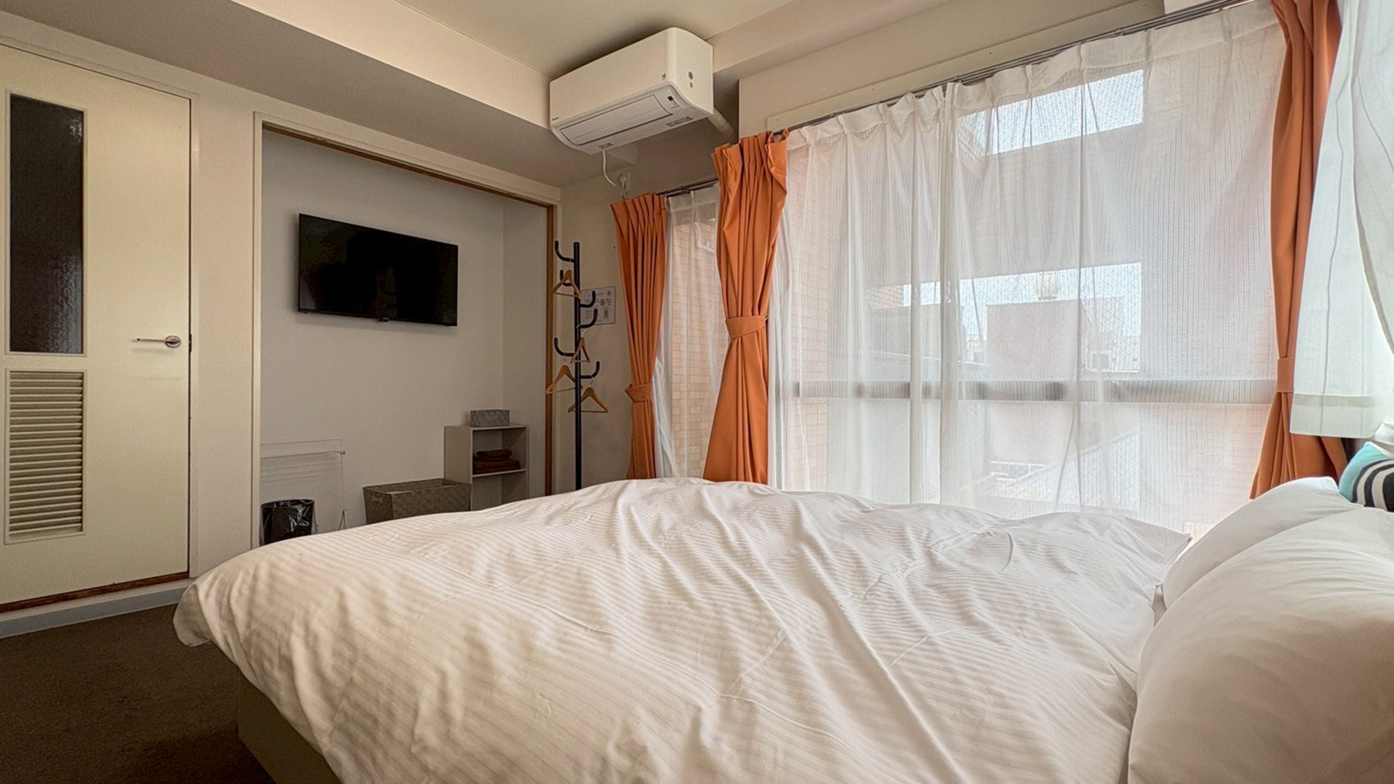 ・【504：設備】ベッド正面の壁にテレビを設置していますので寝転がって見られます