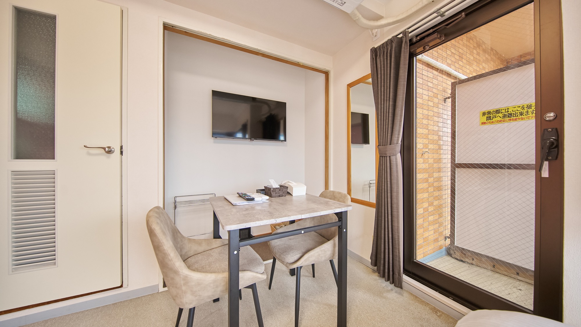 ・704号室／お食事や仕事に便利なテーブル