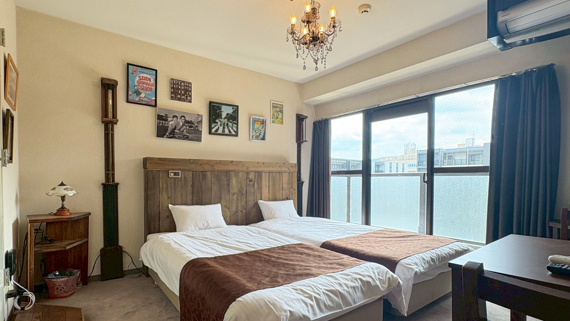 ・【503：寝室】大きい窓から自然光の差し込む明るいお部屋。目覚めの良い朝を迎えられます