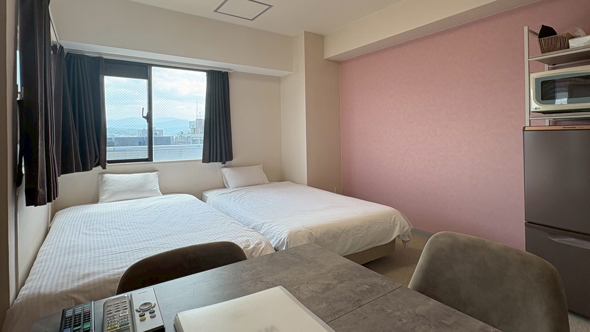 ・【704：寝室】最大2名様宿泊可能。コンパクトながら必要なものが揃ったお部屋です