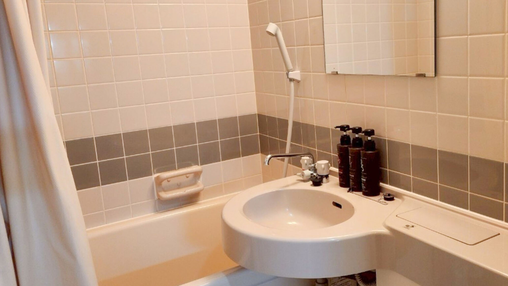 ・【503：ユニットバス】シャワーの際は、カーテンを閉めてご利用ください