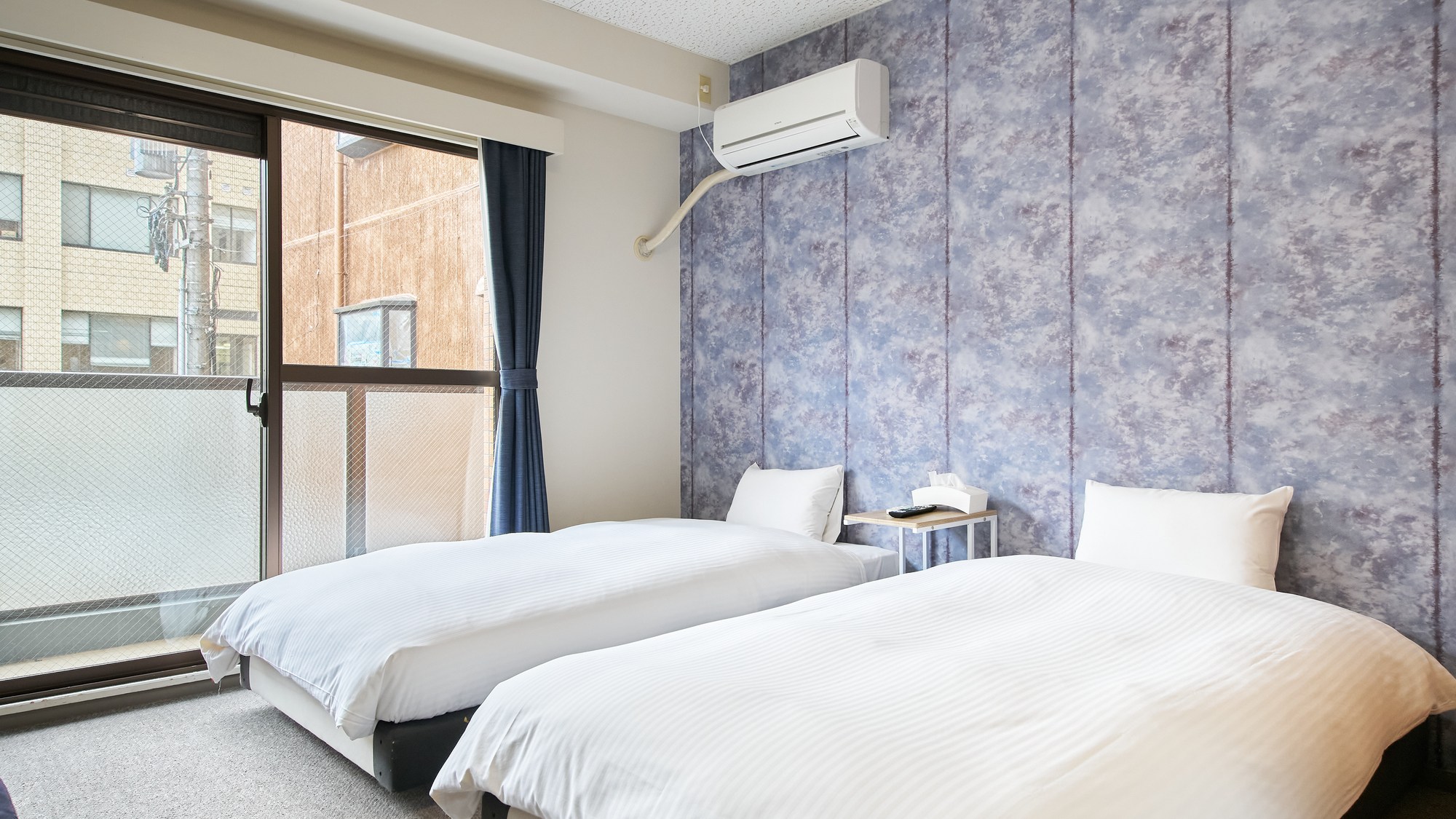 ・203号室／シックな壁紙が人気のお部屋