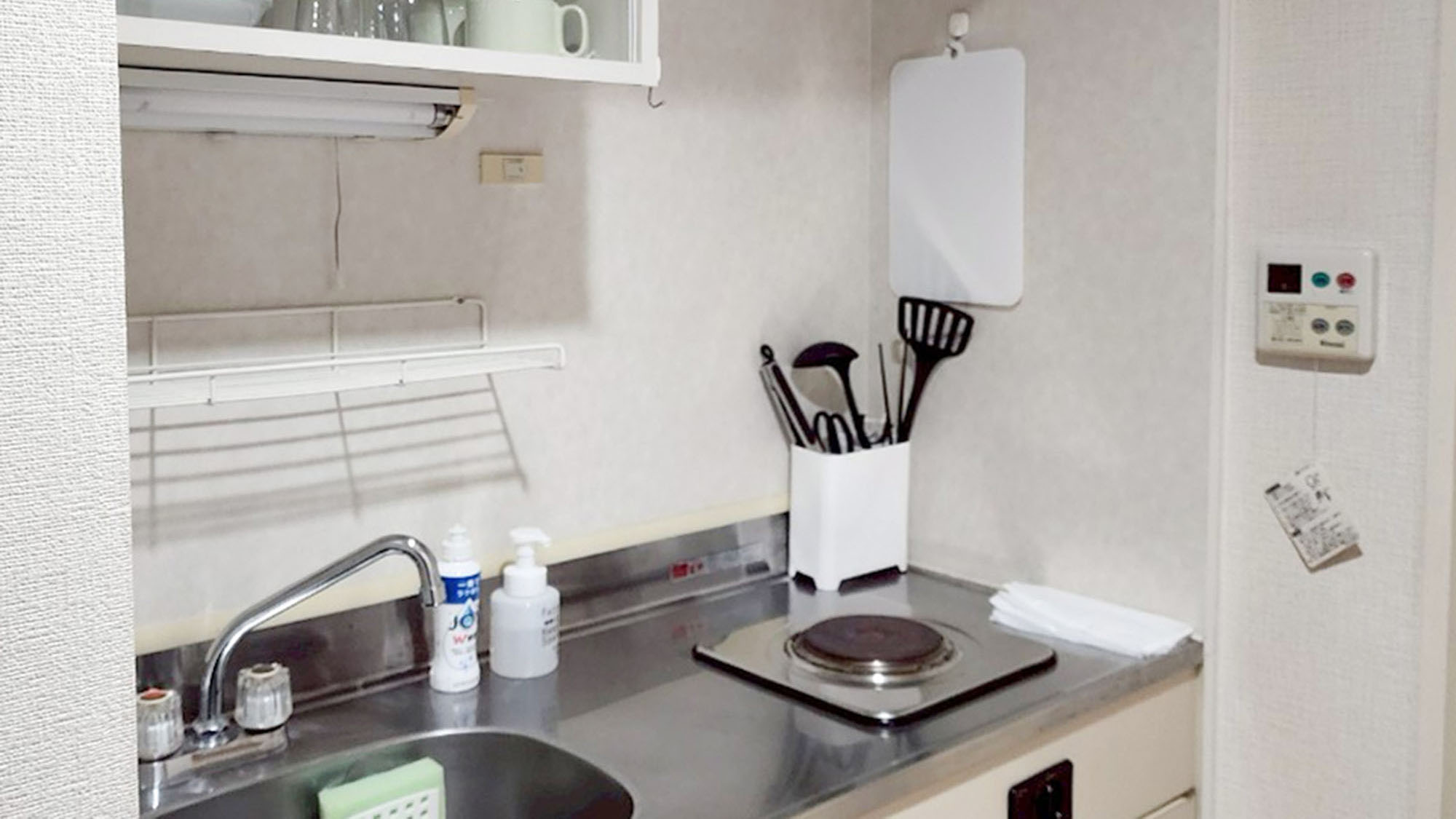 ・【703：キッチン】電気コンロ・食器完備の簡易キッチン。簡単な自炊が可能です