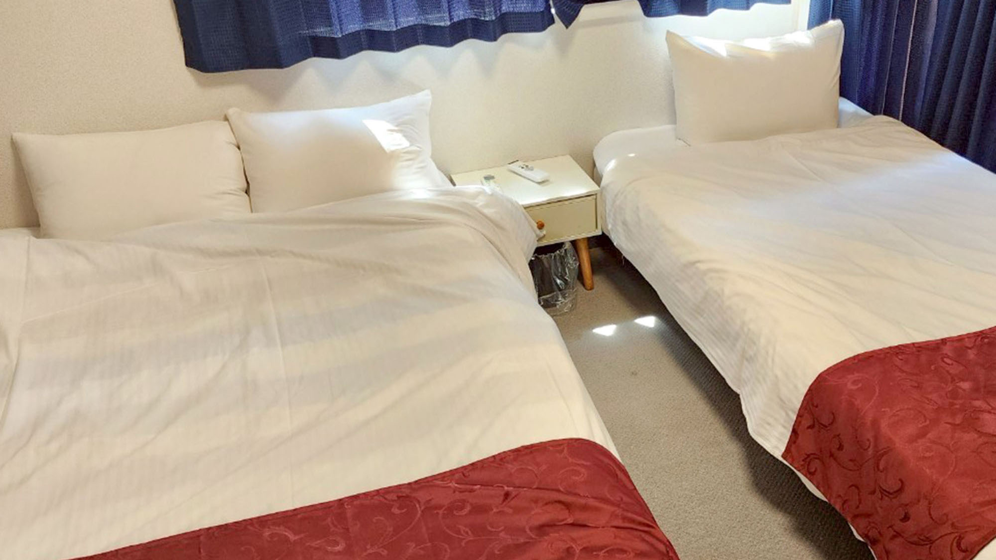 ・【501：寝室1】シングル・ダブルベッド各2台を備えた2DKフォースルーム。6名様まで泊まれます