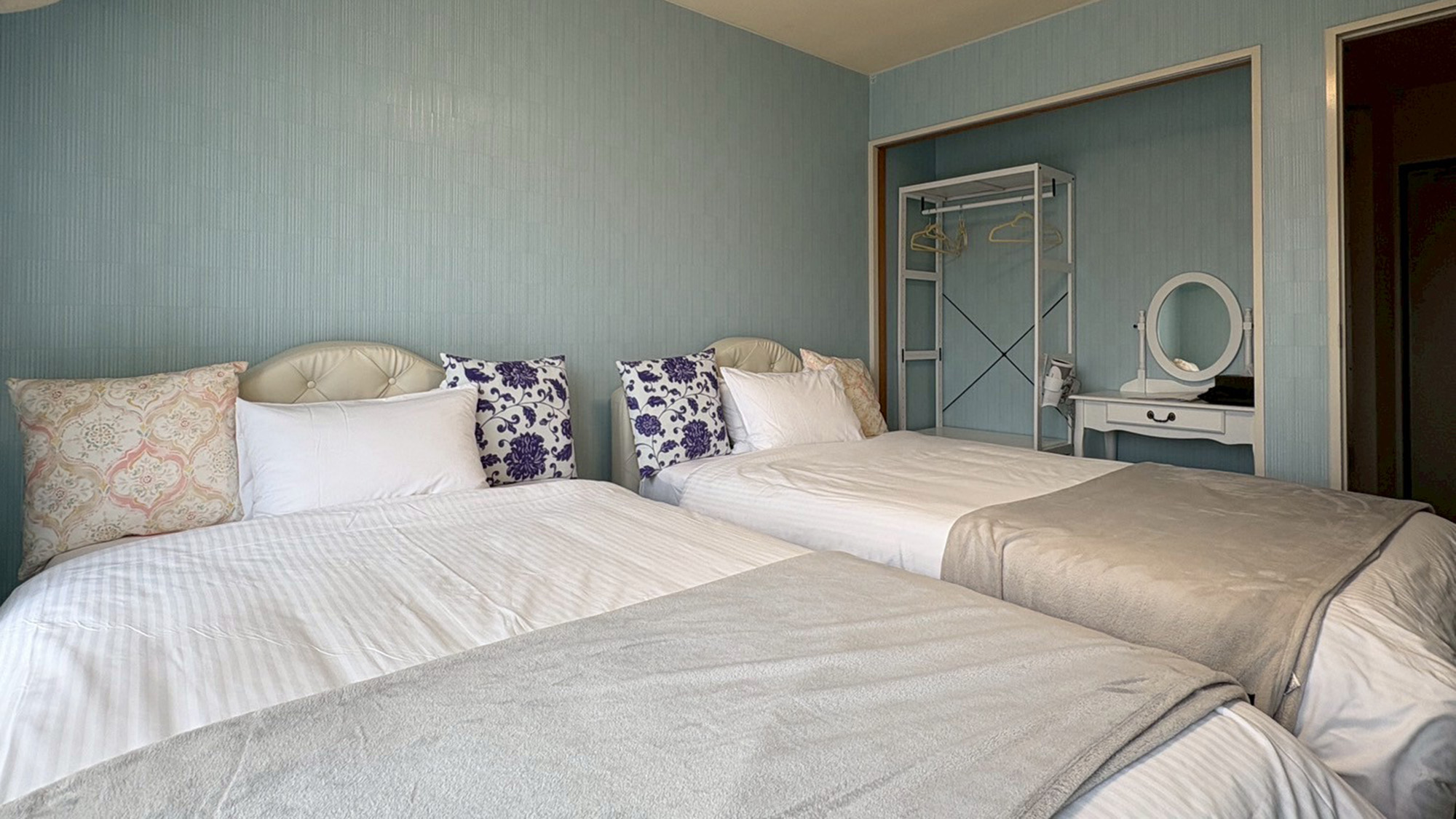 ・【602：寝室】セミダブルベッドを2台設置。ゆったりお休みいただけます