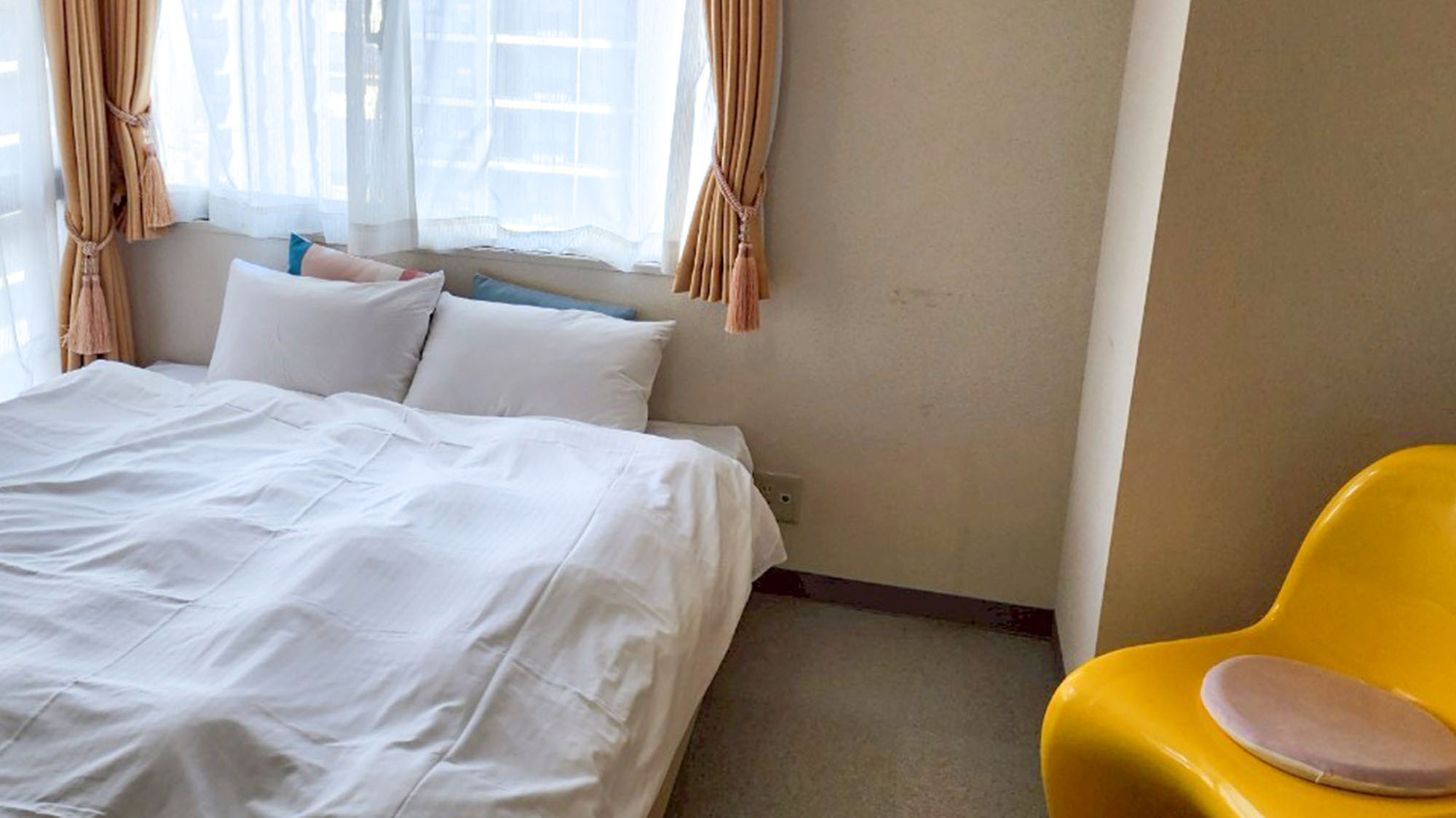 ・【604：寝室】クイーンベッド1台を備えた1Kダブルルーム。光が差し込む、明るいお部屋です