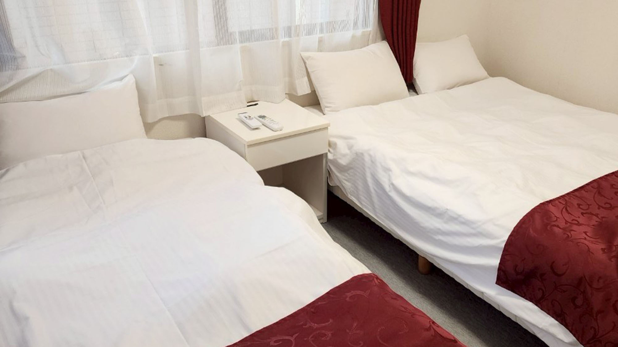 ・【405：寝室】シングル・ダブルベッド各1台を備えた2Kツインルーム。3名様まで泊まれます