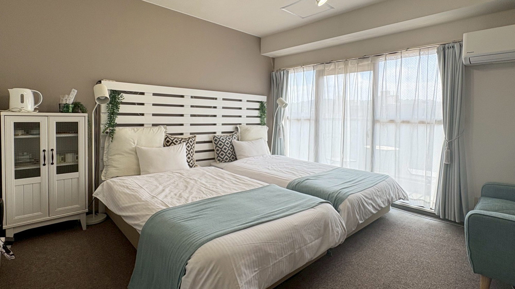 ・【603：寝室】リゾートの雰囲気が感じられるお部屋。可愛らしい収納家具も目を惹きます