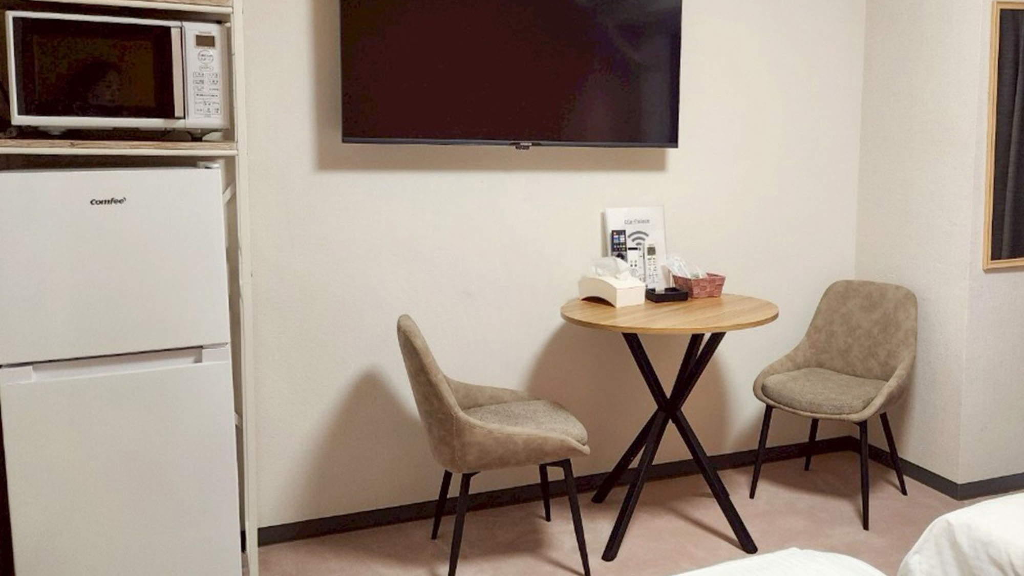 ・【702：家電】冷蔵庫や電子レンジ等のキッチン家電を完備。テーブルもご利用ください