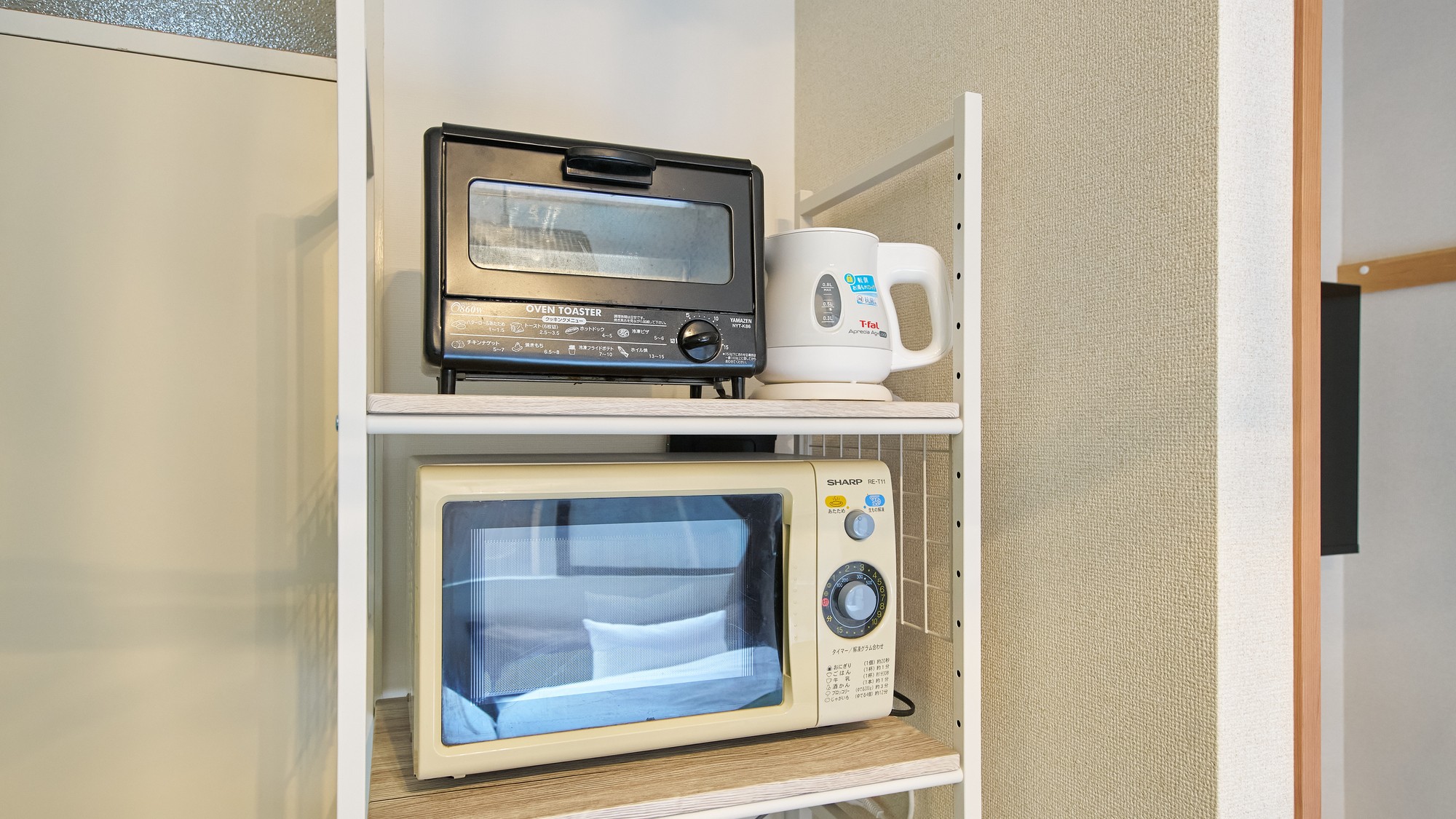 ・204号室／トースター、電気ケトル、電子レンジ