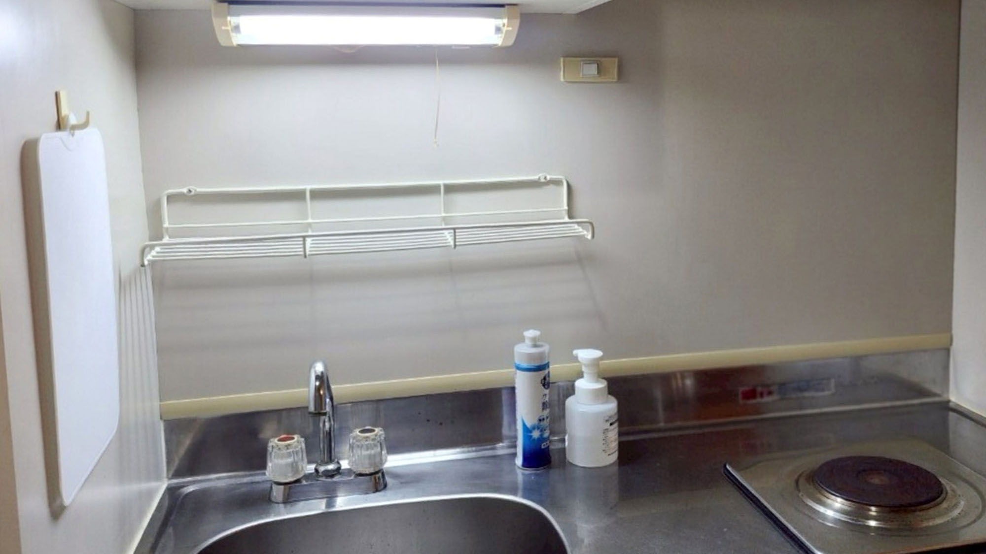 ・【503：キッチン】電気コンロ・食器完備の簡易キッチン。簡単な自炊が可能です