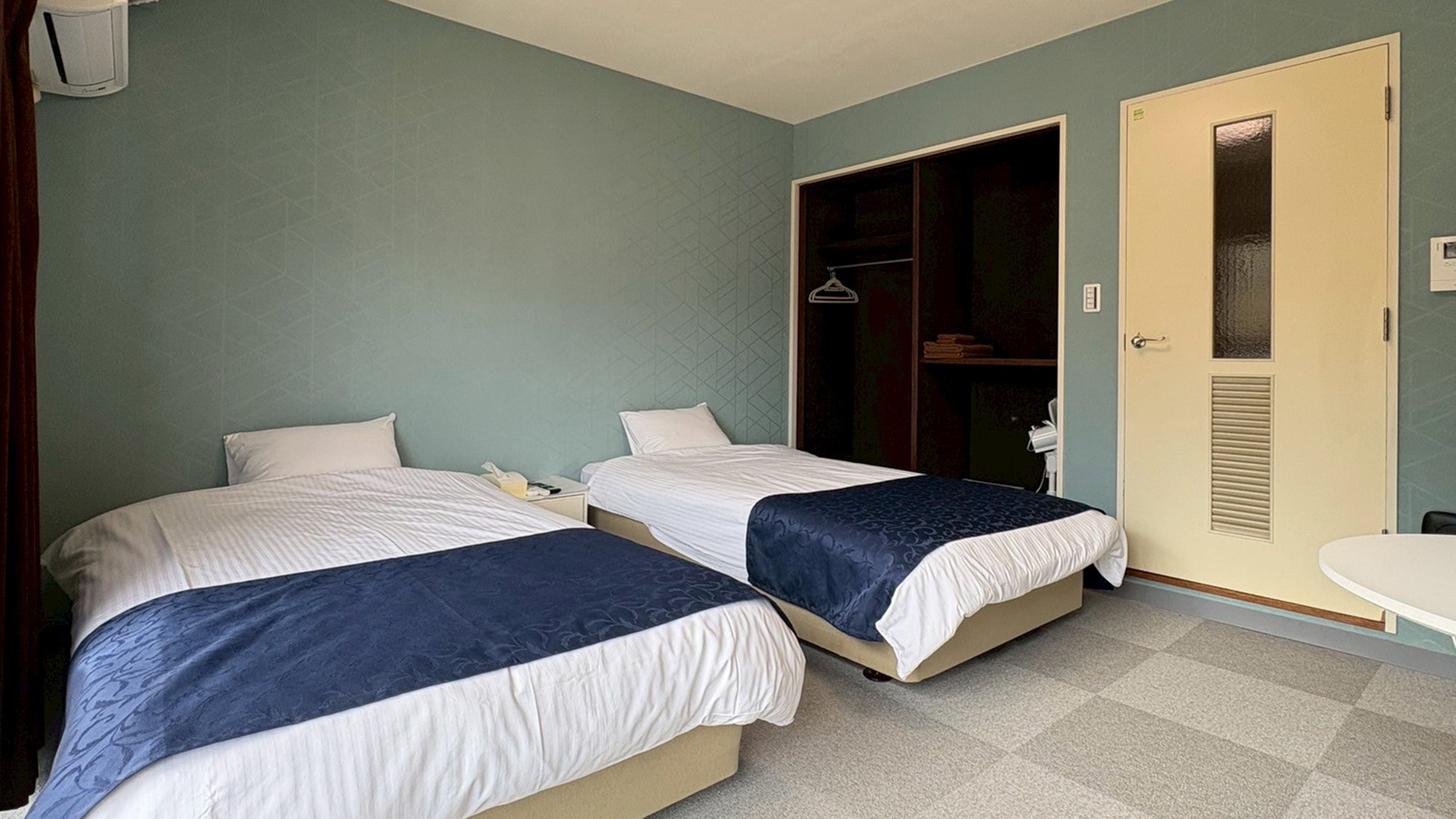 ・【403：寝室】ブルーを基調としたお部屋。落ち着いた雰囲気でリラックスして過ごせます