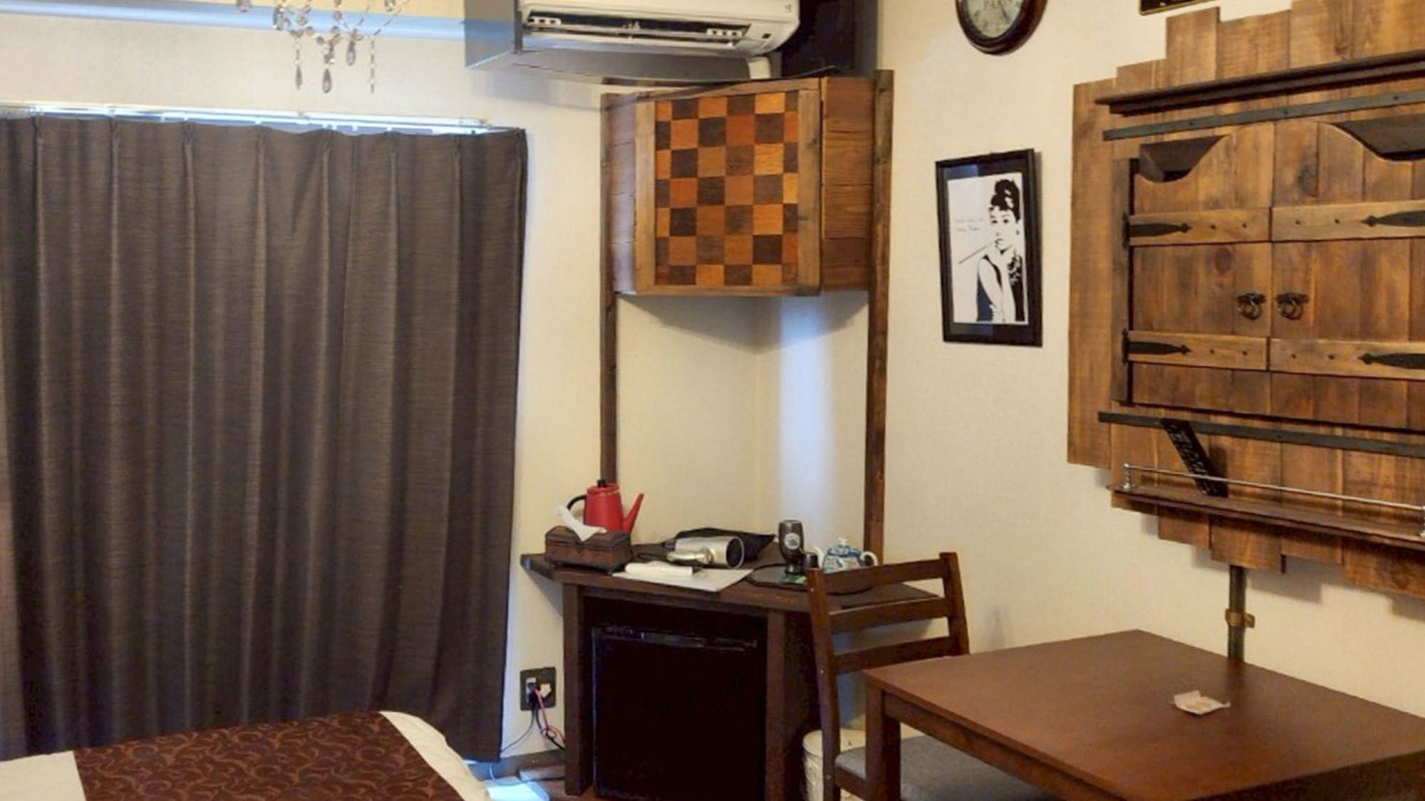 ・【503：テーブル】木製テーブルや棚、エアコンも外側にカバーを設置して色調を統一