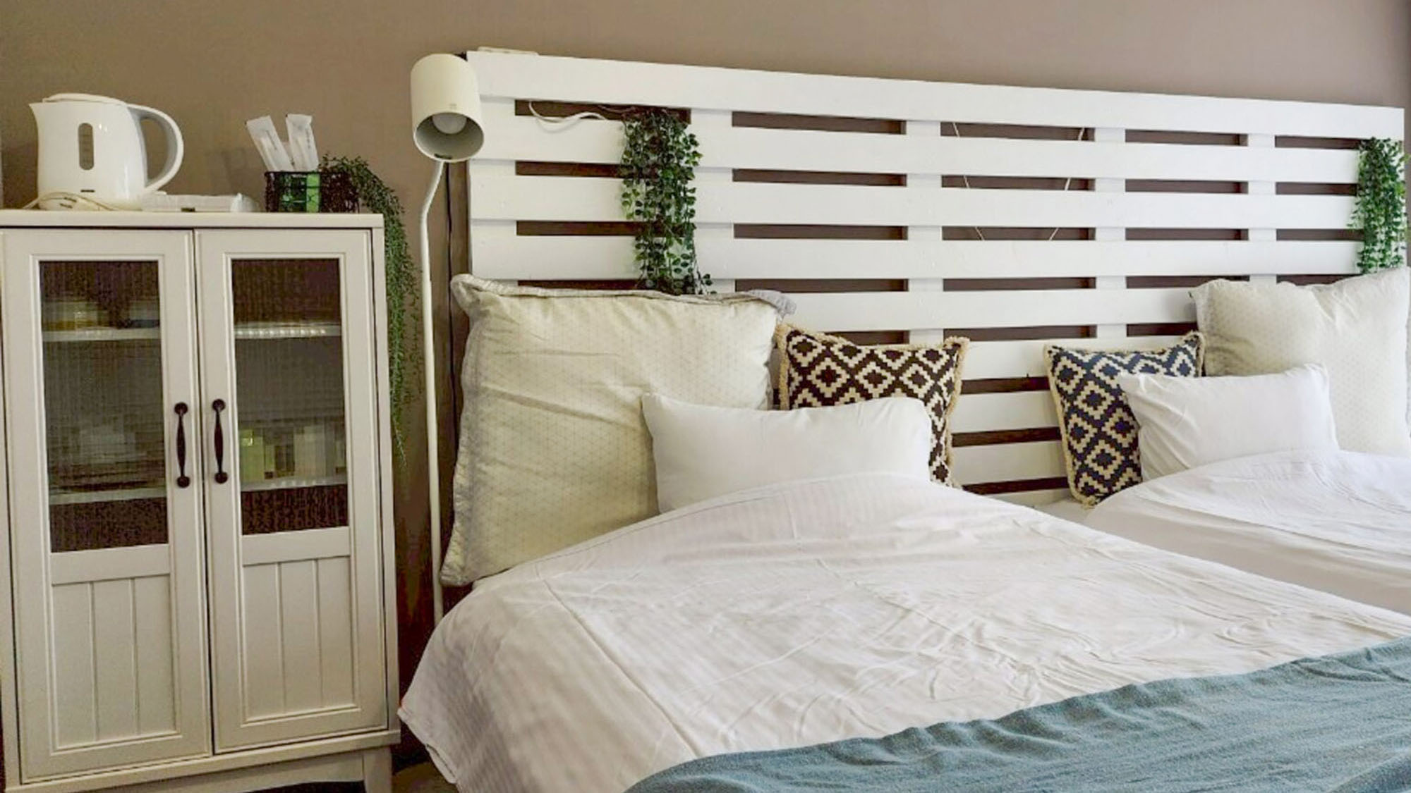 ・【603：寝室】シングルベッド2台を備えた1Kツインルーム。白を基調とした清々しいお部屋です