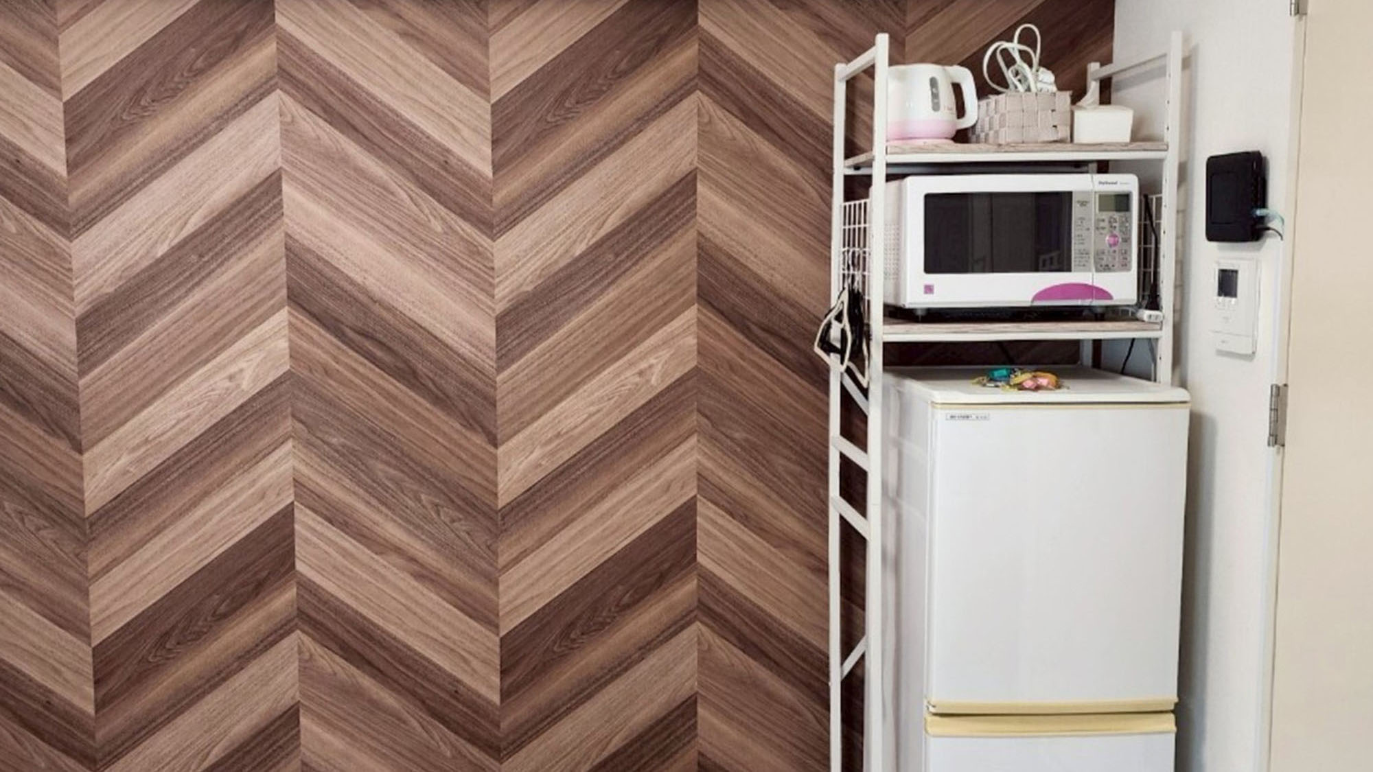 ・【304：家電】冷蔵庫・電子レンジ・湯沸かしポット等を完備。長期滞在にも便利です