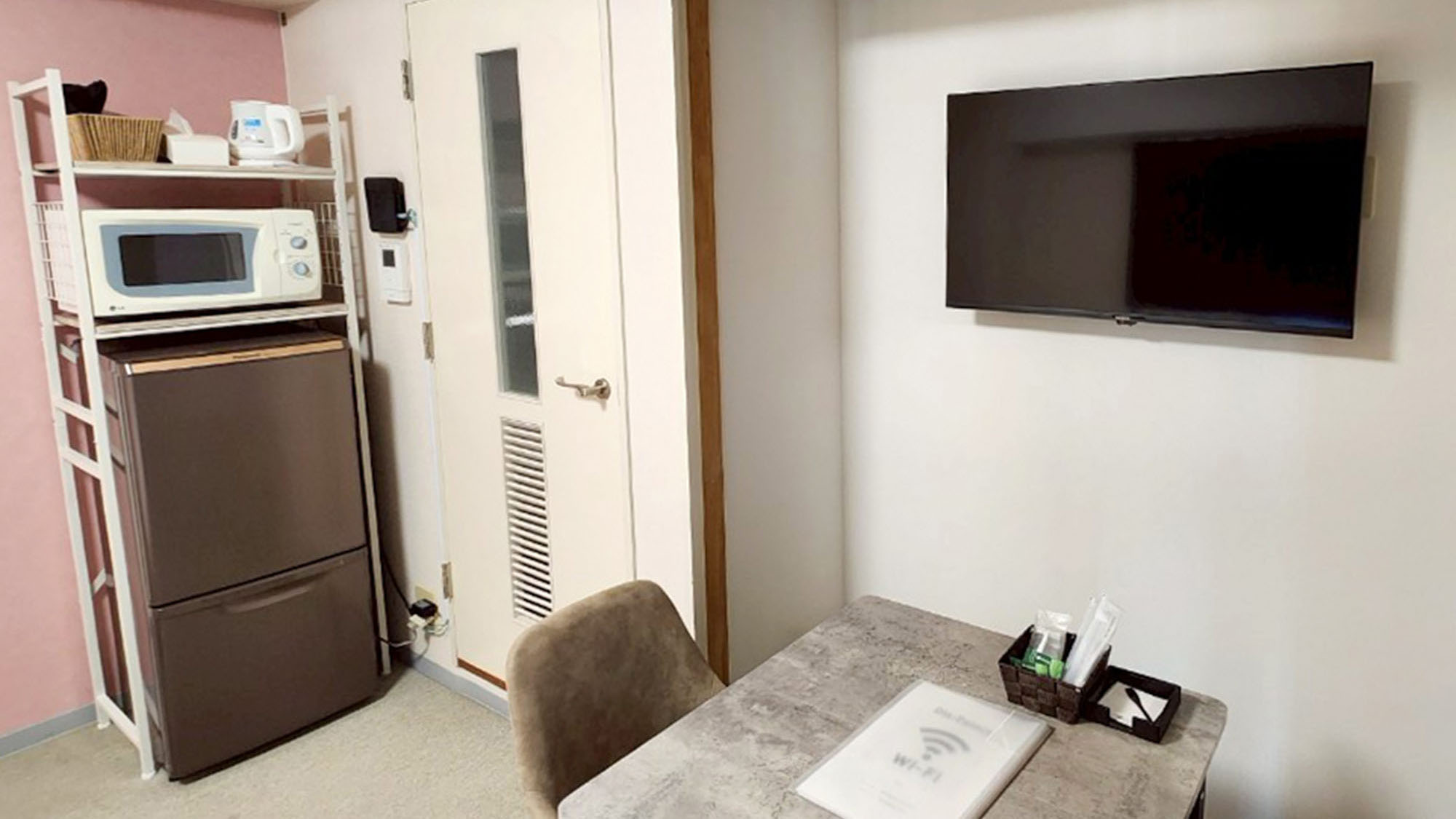 ・【704：家電】冷蔵庫や電子レンジ、湯沸かしポット等のキッチン家電を完備。長期滞在にも便利です