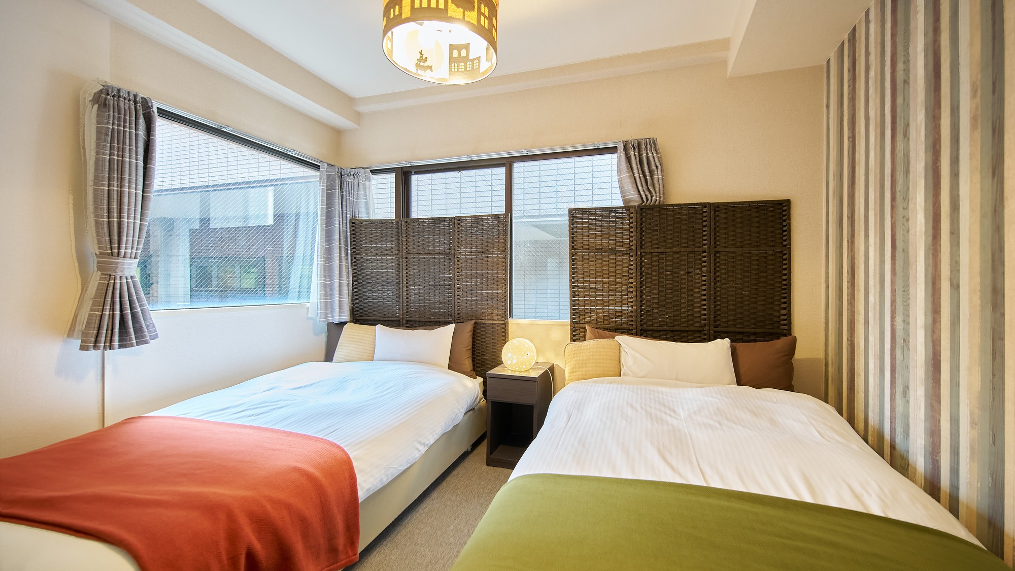 ・305号室／寝室②　２面採光が嬉しいツインルーム