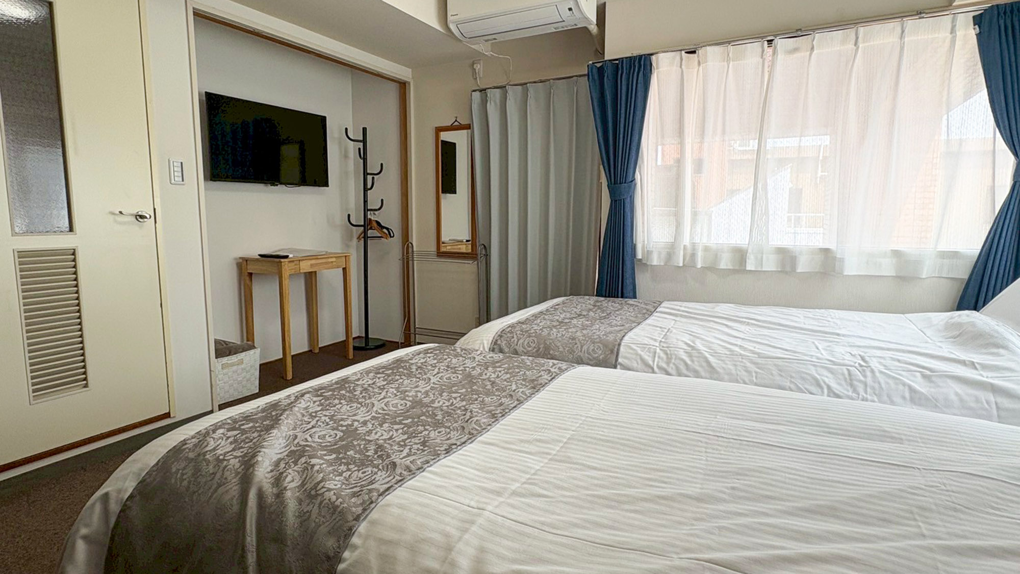 ・【404：設備】ベッド正面の壁にテレビを設置していますので寝転がって見られます