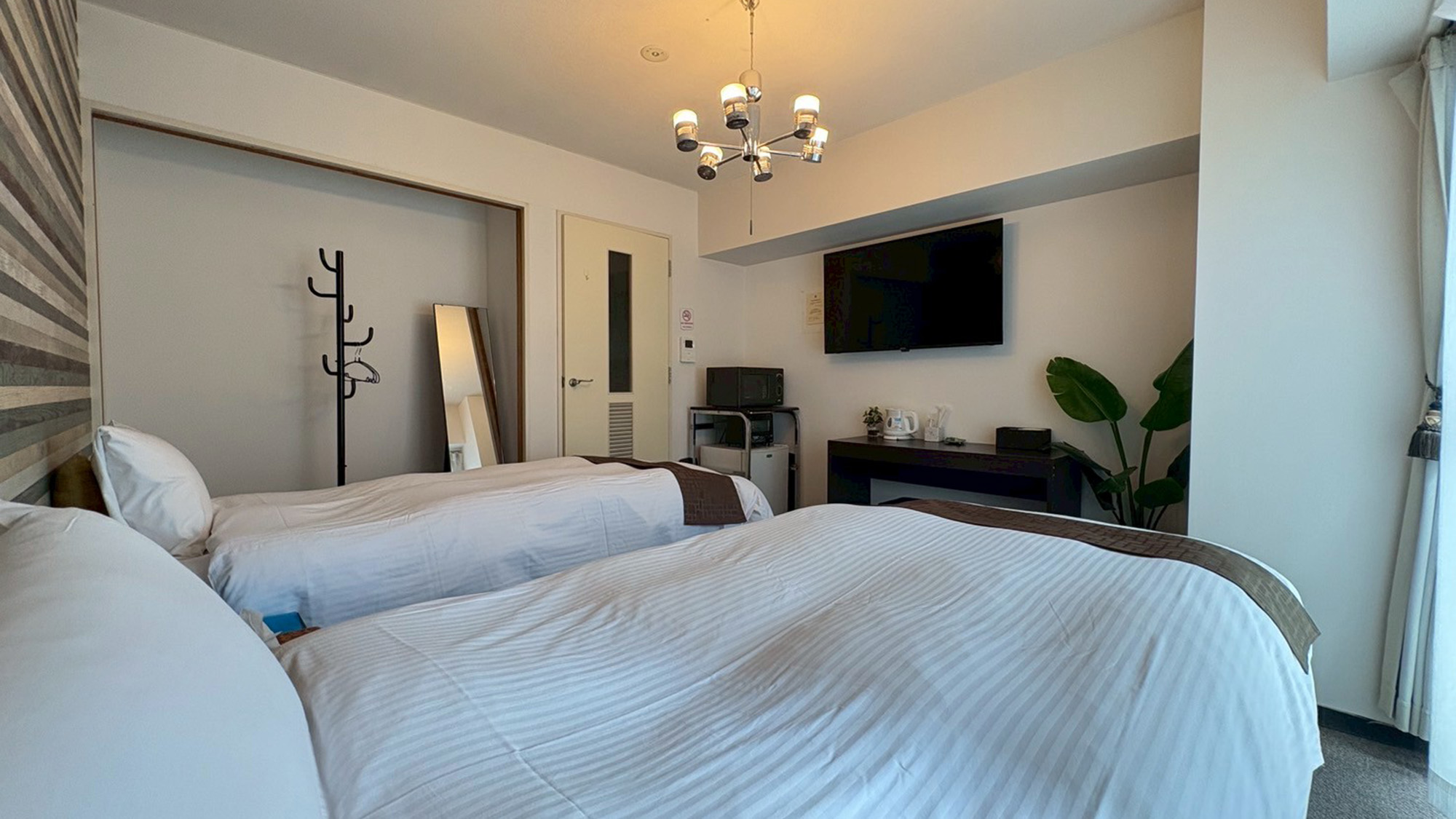 ・【402：寝室】無機質な雰囲気のランプがスマートで都会的なお部屋を演出