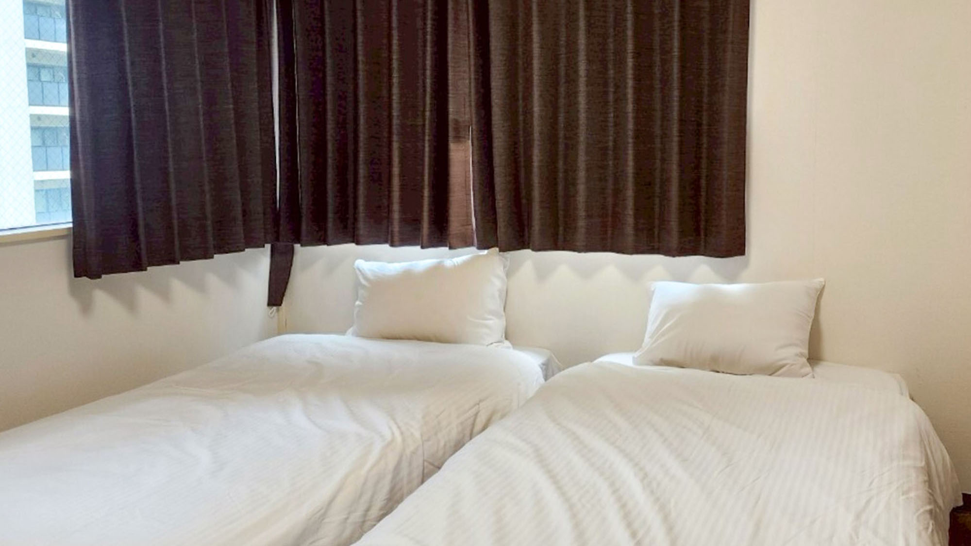 ・【304：寝室】シングルベッド2台を備えた1Kツインルーム。2方向に窓のあるお部屋です