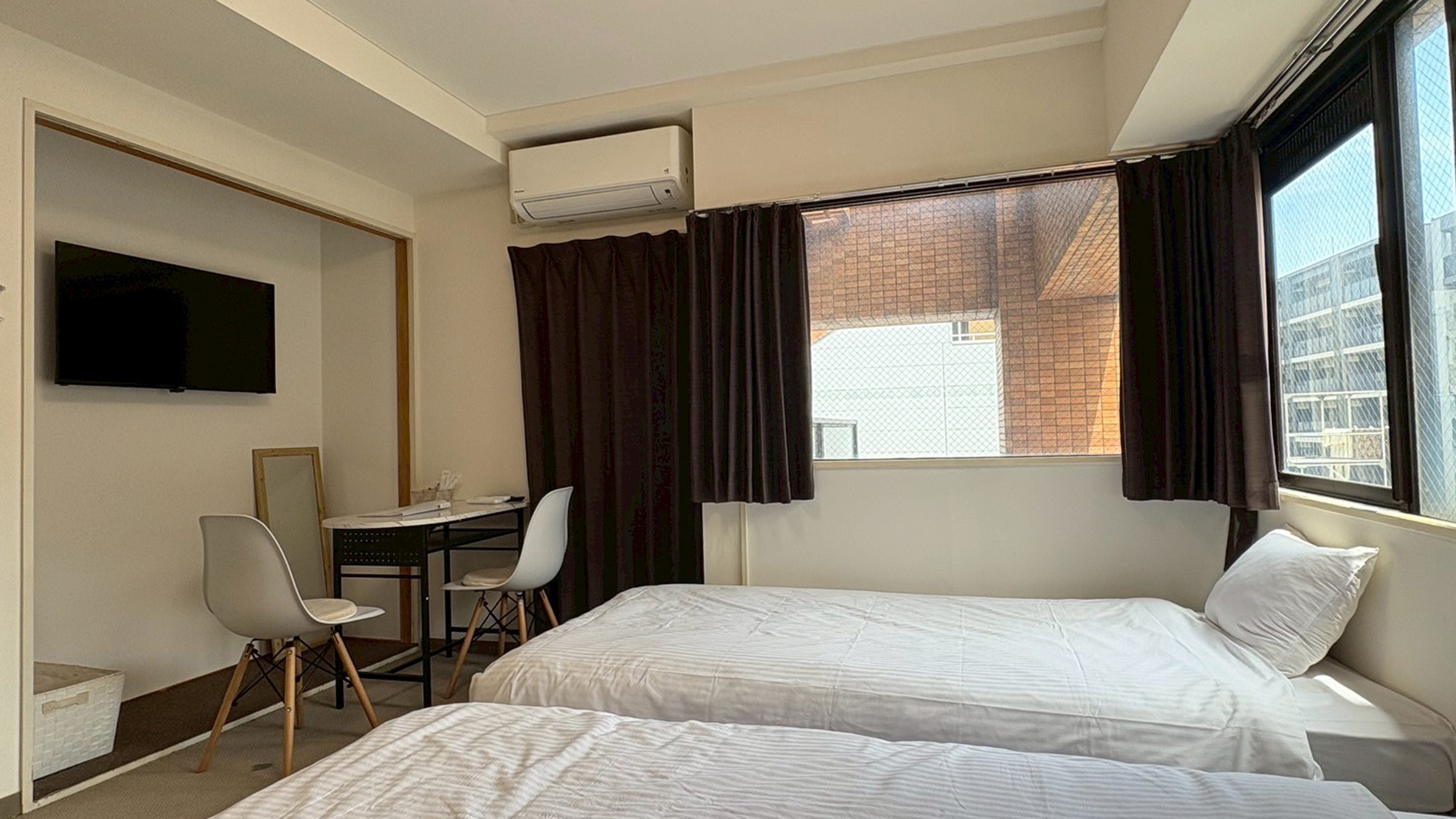 ・【304：寝室】2面採光の明るいお部屋。目覚めの良い朝を迎えられます