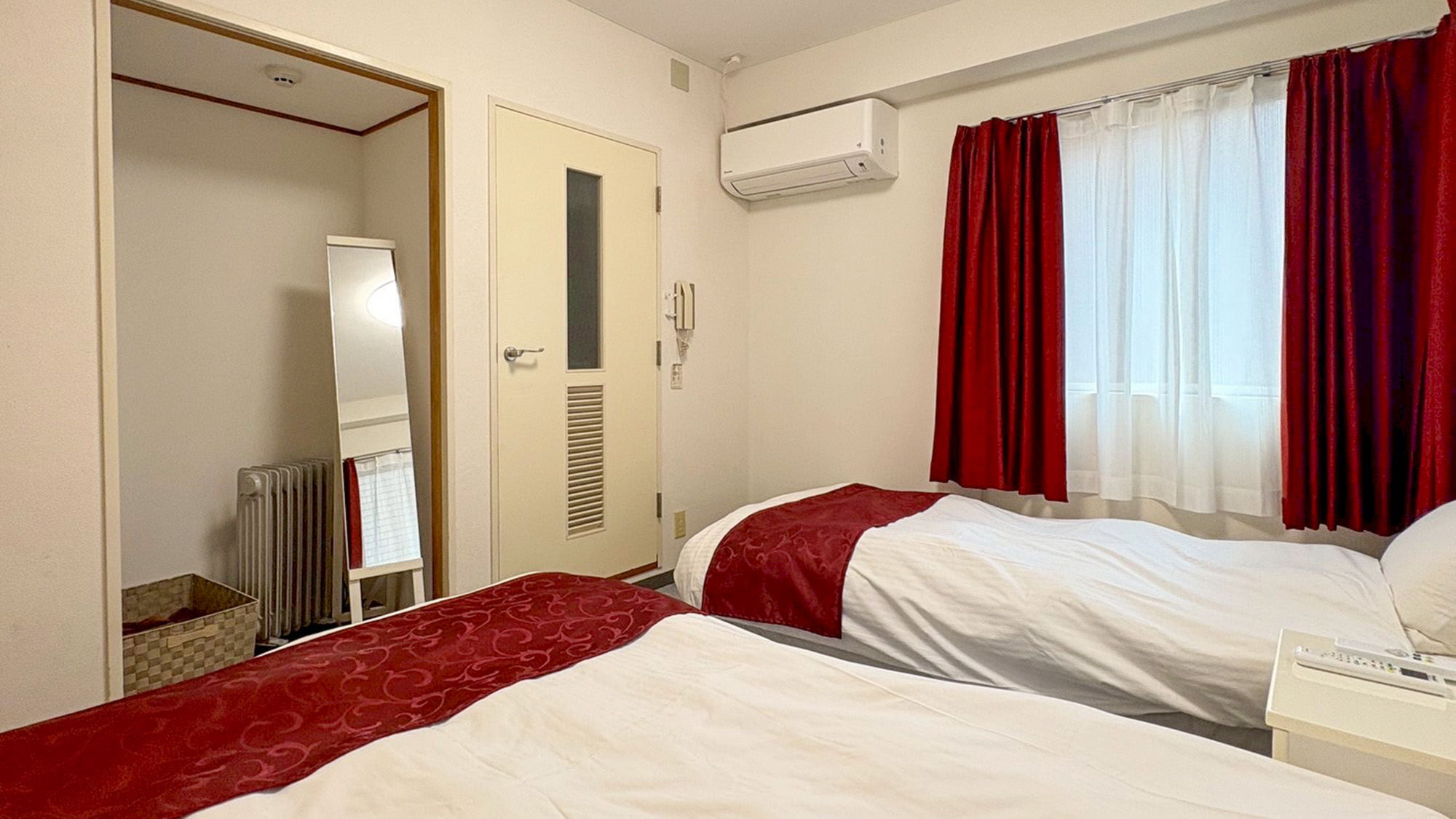 ・【405：設備】大きな姿見鏡は、お出かけ前の仕度や身だしなみチェックに便利です