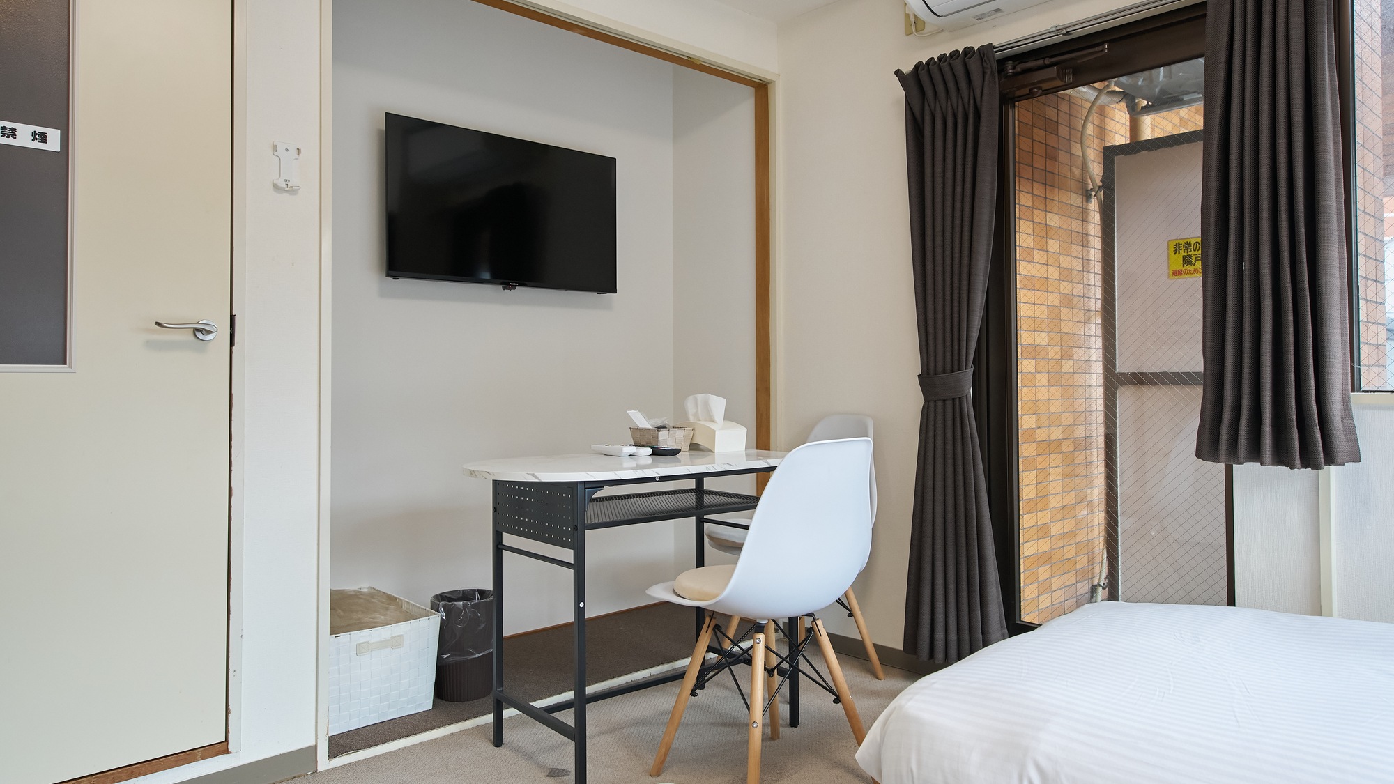 ・304号室／コンパクトなデスクはお仕事やお食事に便利