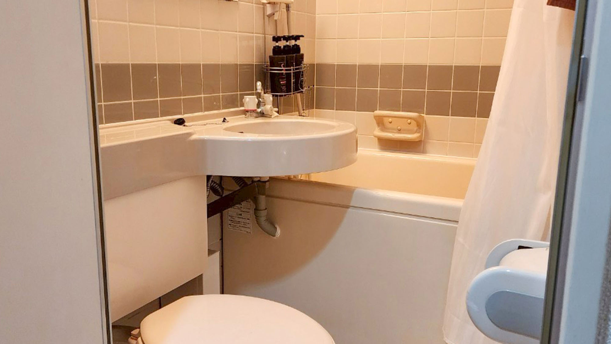 ・【604：ユニットバス】シャワーの際は、カーテンを閉めてご利用ください