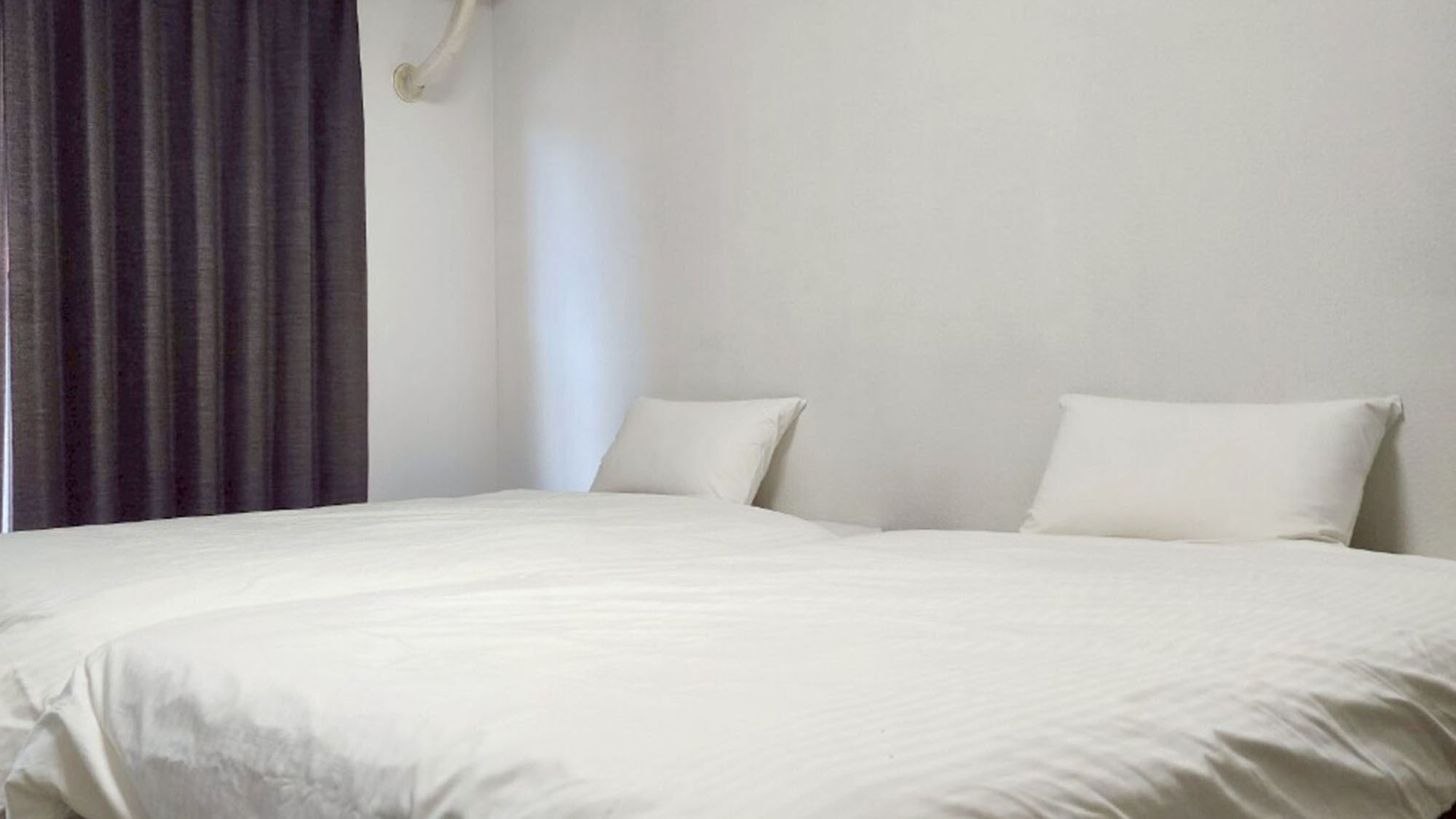 ・【202：寝室】シングルベッド2台を備えた1Kツインルーム。2名様までご利用いただけます