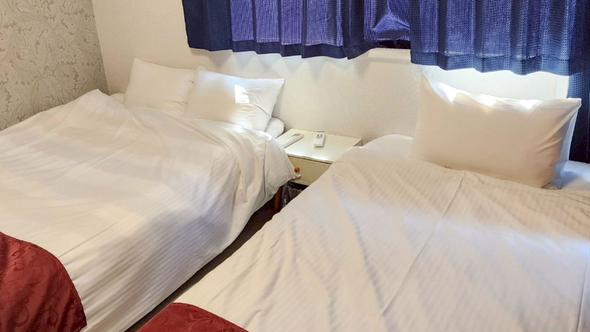 ・【501：寝室1】同タイプのお部屋が2部屋。シングル・ダブルベッド各1台を備えています