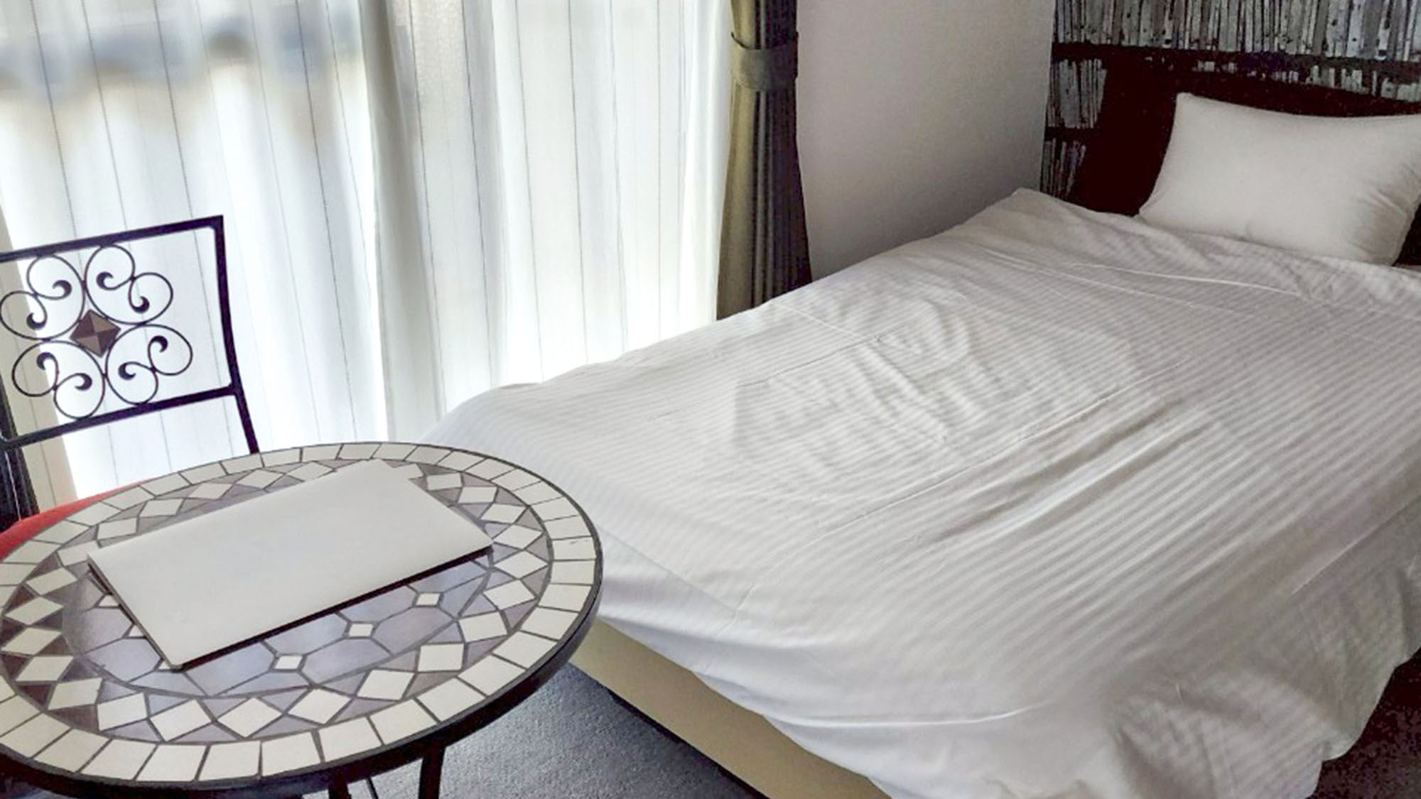 ・【305：寝室】シングルベッド3台を備えた2Kトリプルルーム。3名様まで宿泊可能です